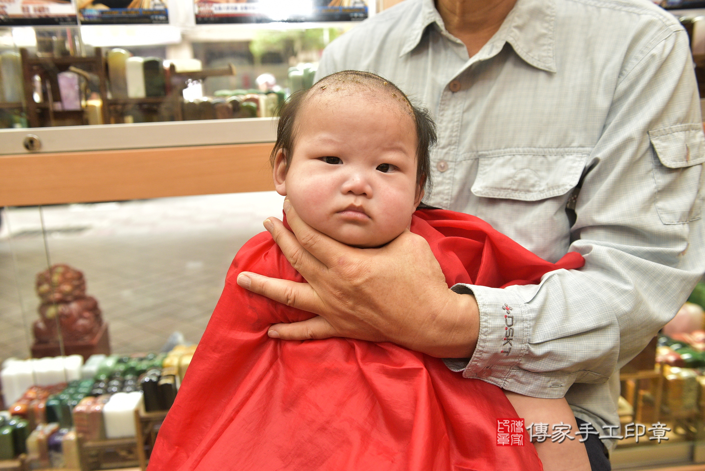 小鑫寶寶(新北市永和區嬰兒寶寶滿月剃頭理髮、嬰兒剃胎毛儀式吉祥話)。中國風會場，爸媽寶貝穿「日中韓」古裝禮服。專業拍照、證書。★購買「臍帶章、肚臍章、胎毛筆刷印章」贈送：剃頭、收涎、抓周，三選一。2024.6.29，照片12