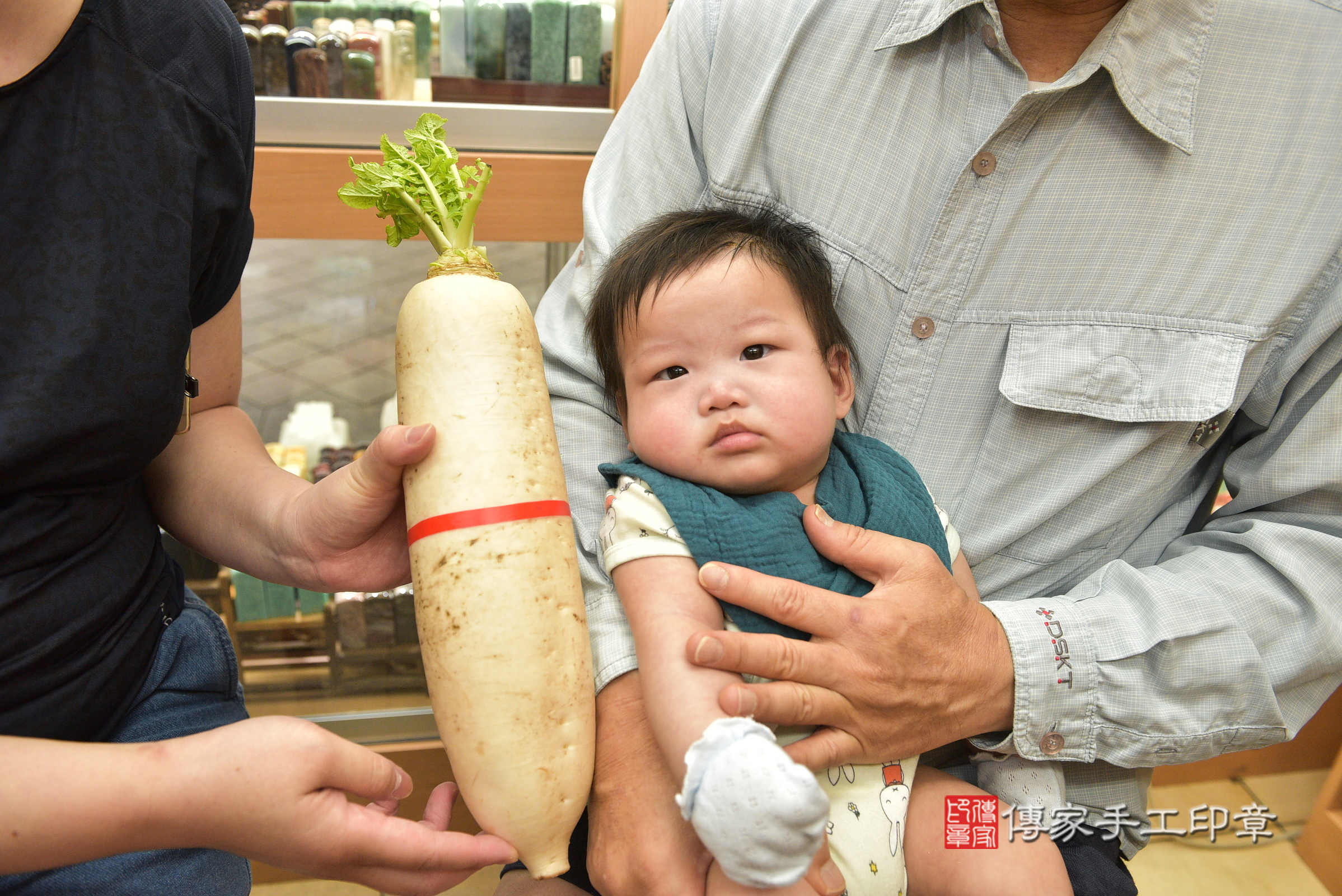 小鑫寶寶(新北市永和區嬰兒寶寶滿月剃頭理髮、嬰兒剃胎毛儀式吉祥話)。中國風會場，爸媽寶貝穿「日中韓」古裝禮服。專業拍照、證書。★購買「臍帶章、肚臍章、胎毛筆刷印章」贈送：剃頭、收涎、抓周，三選一。2024.6.29，照片7