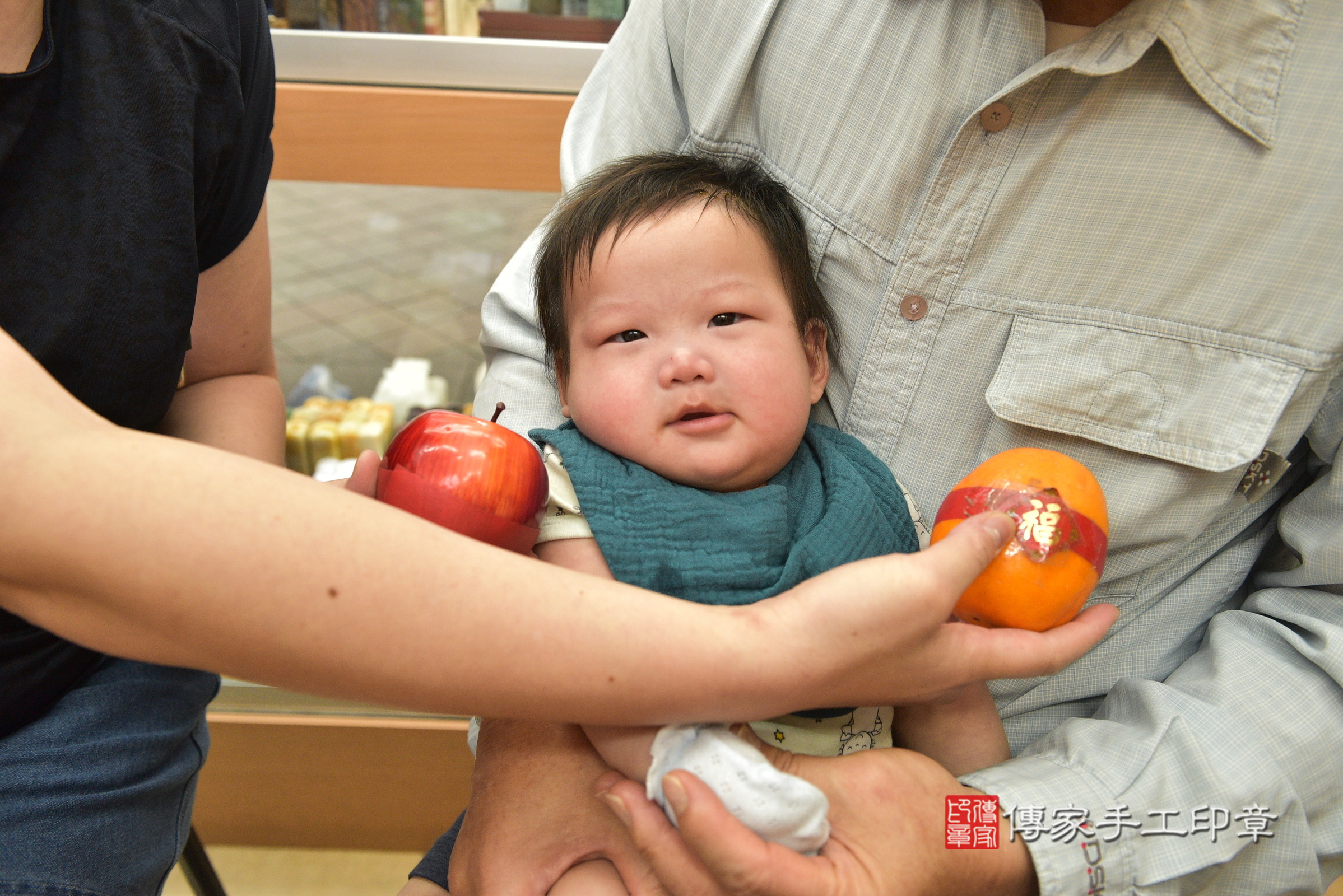 小鑫寶寶(新北市永和區嬰兒寶寶滿月剃頭理髮、嬰兒剃胎毛儀式吉祥話)。中國風會場，爸媽寶貝穿「日中韓」古裝禮服。專業拍照、證書。★購買「臍帶章、肚臍章、胎毛筆刷印章」贈送：剃頭、收涎、抓周，三選一。2024.6.29，照片9