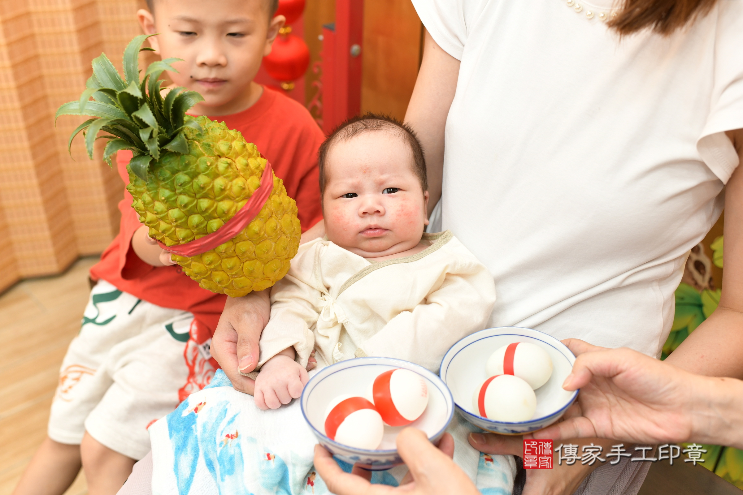 小昊寶寶(新北市永和區嬰兒寶寶滿月剃頭理髮、嬰兒剃胎毛儀式吉祥話)。中國風會場，爸媽寶貝穿「日中韓」古裝禮服。專業拍照、證書。★購買「臍帶章、肚臍章、胎毛筆刷印章」贈送：剃頭、收涎、抓周，三選一。2024.6.30，照片9