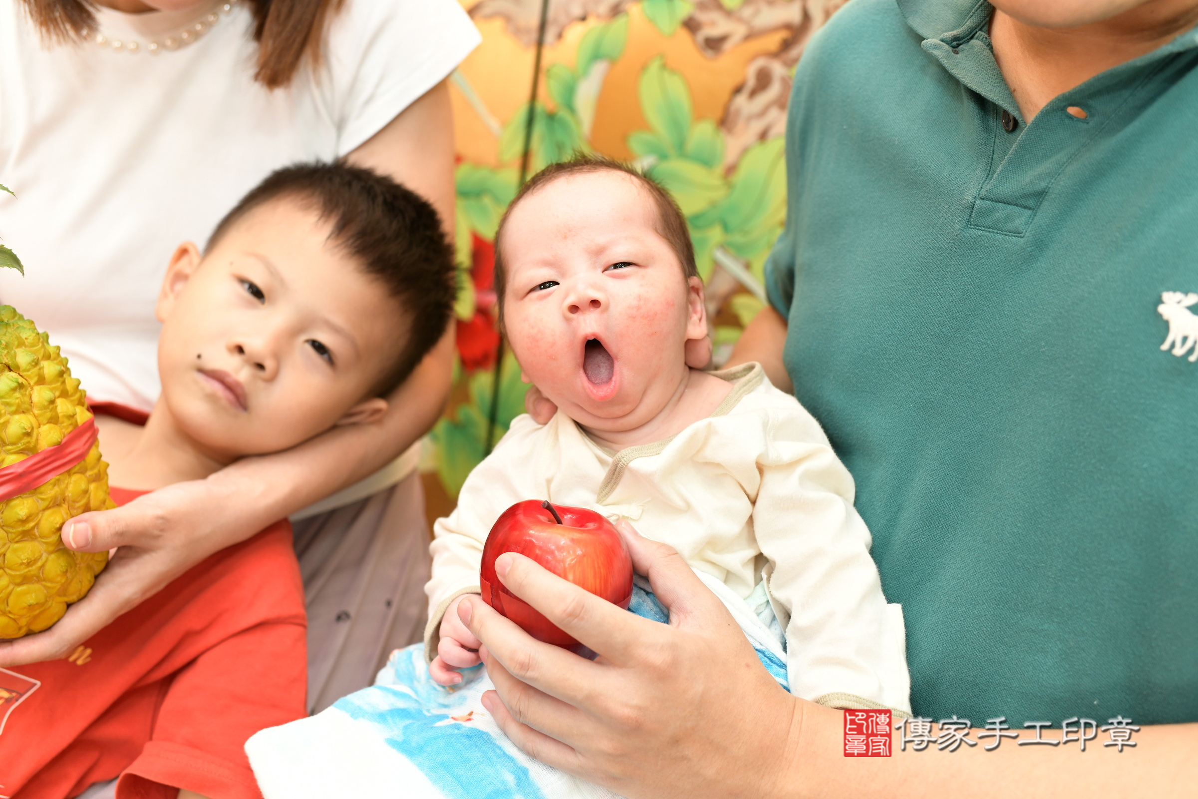 小昊寶寶(新北市永和區嬰兒寶寶滿月剃頭理髮、嬰兒剃胎毛儀式吉祥話)。中國風會場，爸媽寶貝穿「日中韓」古裝禮服。專業拍照、證書。★購買「臍帶章、肚臍章、胎毛筆刷印章」贈送：剃頭、收涎、抓周，三選一。2024.6.30，照片4