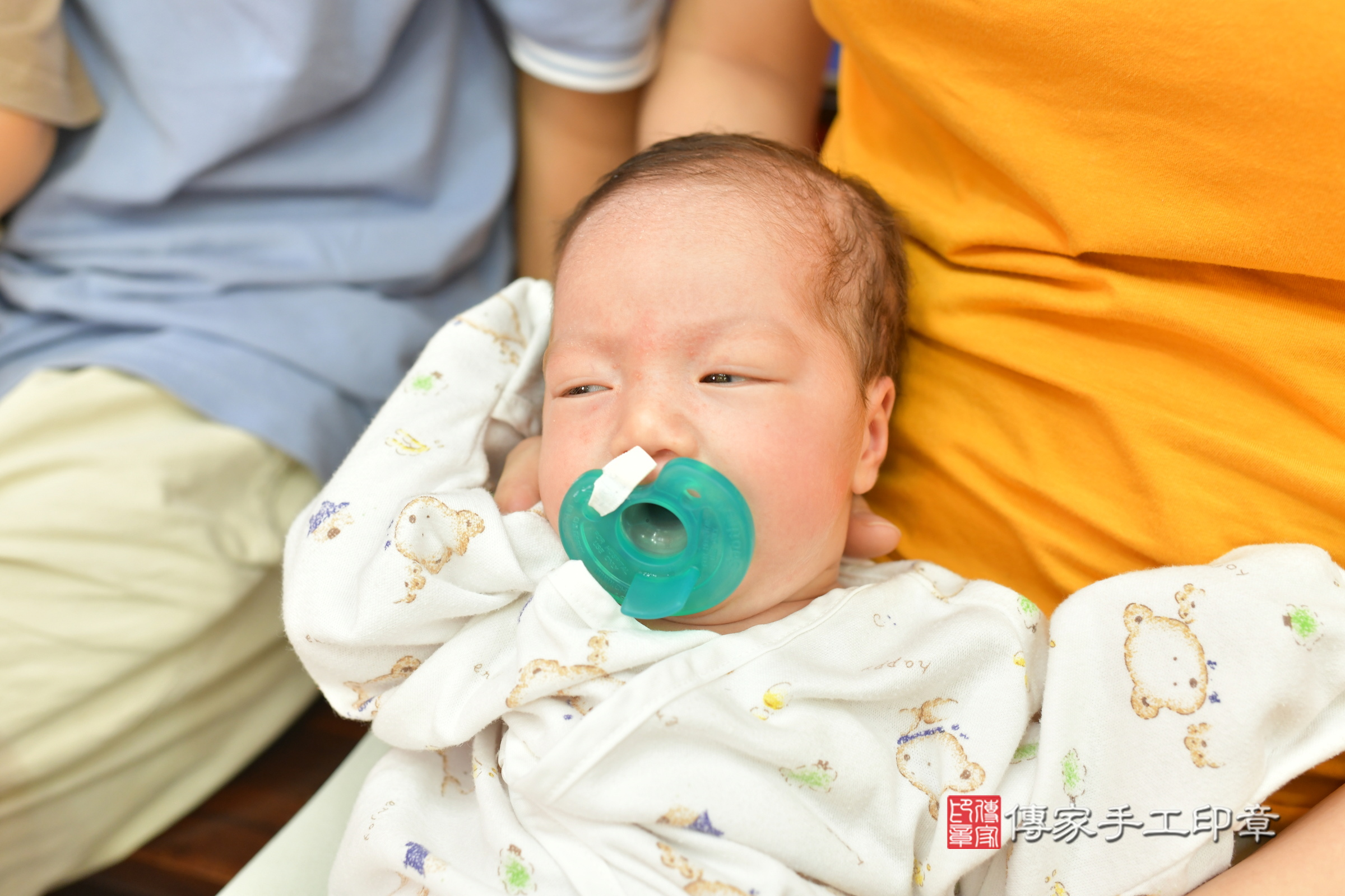 小雪寶寶(台中市北區嬰兒寶寶滿月剃頭理髮、嬰兒剃胎毛儀式吉祥話)。中國風會場，爸媽寶貝穿「日中韓」古裝禮服。專業拍照、證書。★購買「臍帶章、肚臍章、胎毛筆刷印章」贈送：剃頭、收涎、抓周，三選一。2024.6.8，照片5