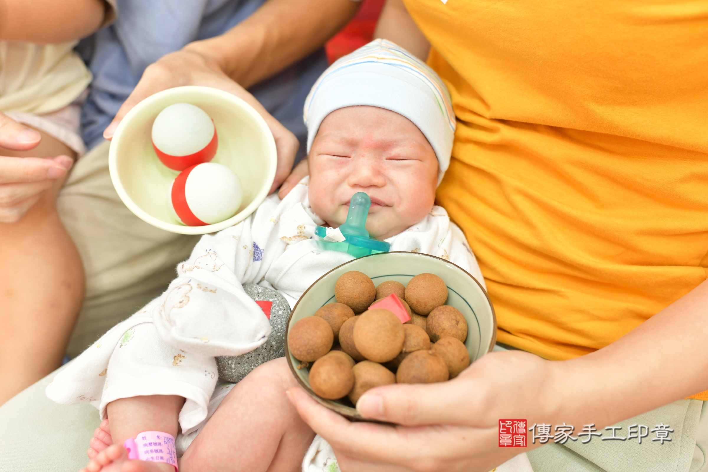 小雪寶寶(台中市北區嬰兒寶寶滿月剃頭理髮、嬰兒剃胎毛儀式吉祥話)。中國風會場，爸媽寶貝穿「日中韓」古裝禮服。專業拍照、證書。★購買「臍帶章、肚臍章、胎毛筆刷印章」贈送：剃頭、收涎、抓周，三選一。2024.6.8，照片7