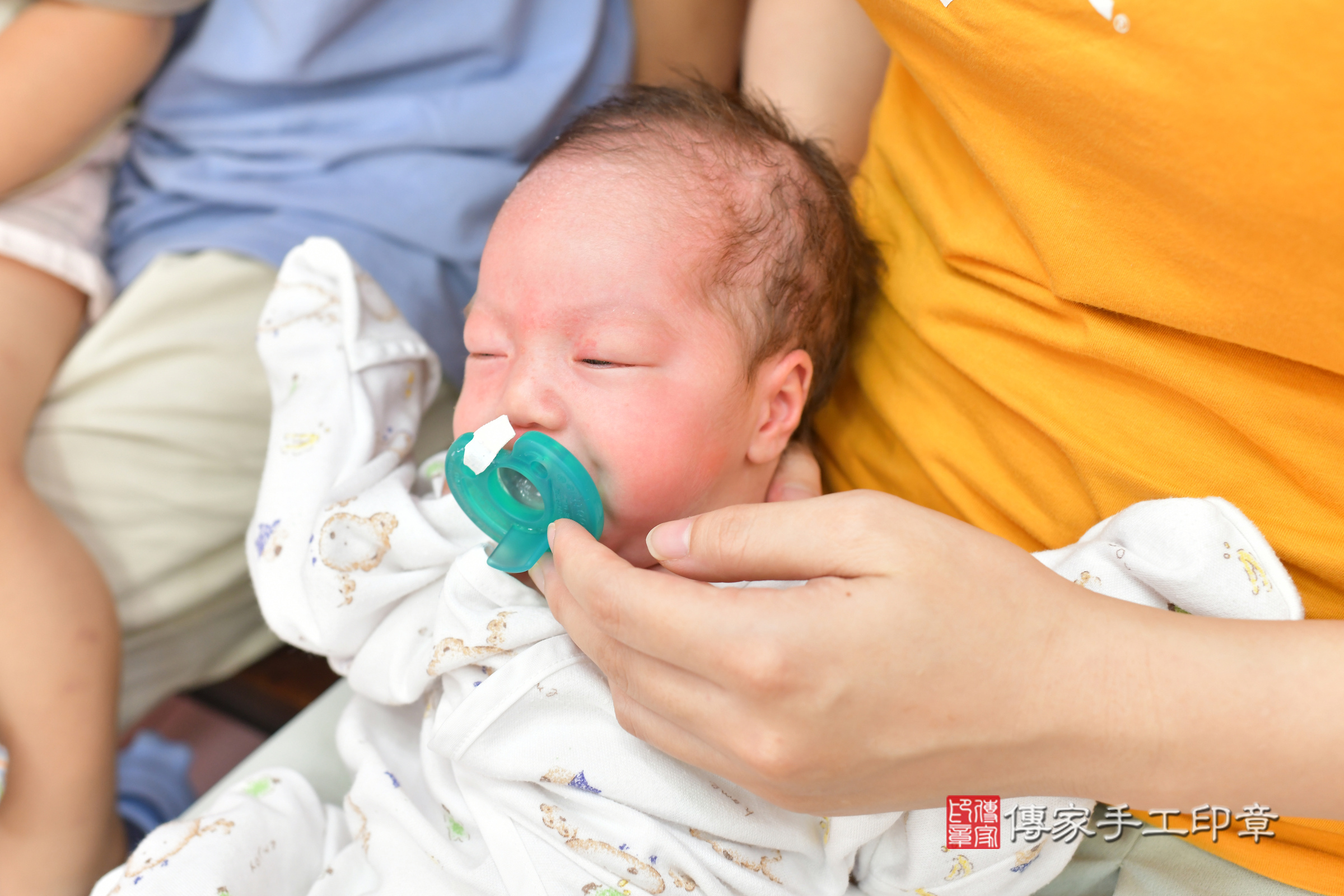 小雪寶寶(台中市北區嬰兒寶寶滿月剃頭理髮、嬰兒剃胎毛儀式吉祥話)。中國風會場，爸媽寶貝穿「日中韓」古裝禮服。專業拍照、證書。★購買「臍帶章、肚臍章、胎毛筆刷印章」贈送：剃頭、收涎、抓周，三選一。2024.6.8，照片4