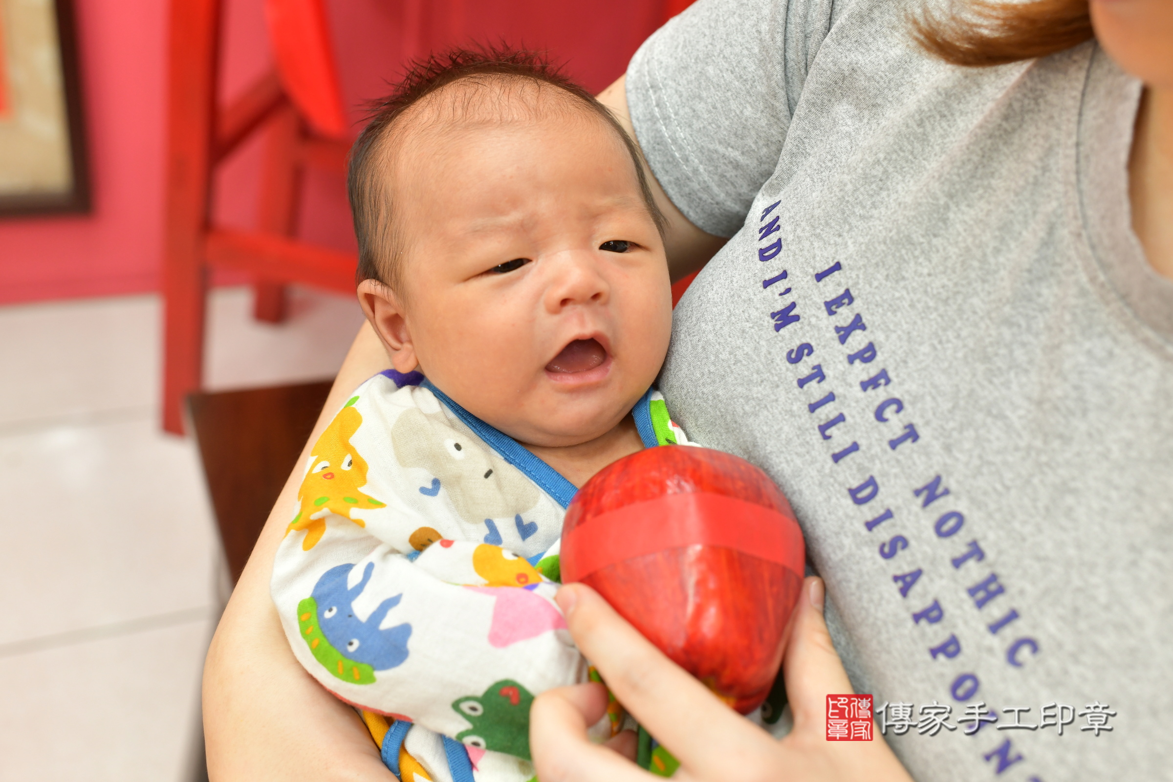 小熹寶寶(台中市北區嬰兒寶寶滿月剃頭理髮、嬰兒剃胎毛儀式吉祥話)。中國風會場，爸媽寶貝穿「日中韓」古裝禮服。專業拍照、證書。★購買「臍帶章、肚臍章、胎毛筆刷印章」贈送：剃頭、收涎、抓周，三選一。2024.6.9，照片8