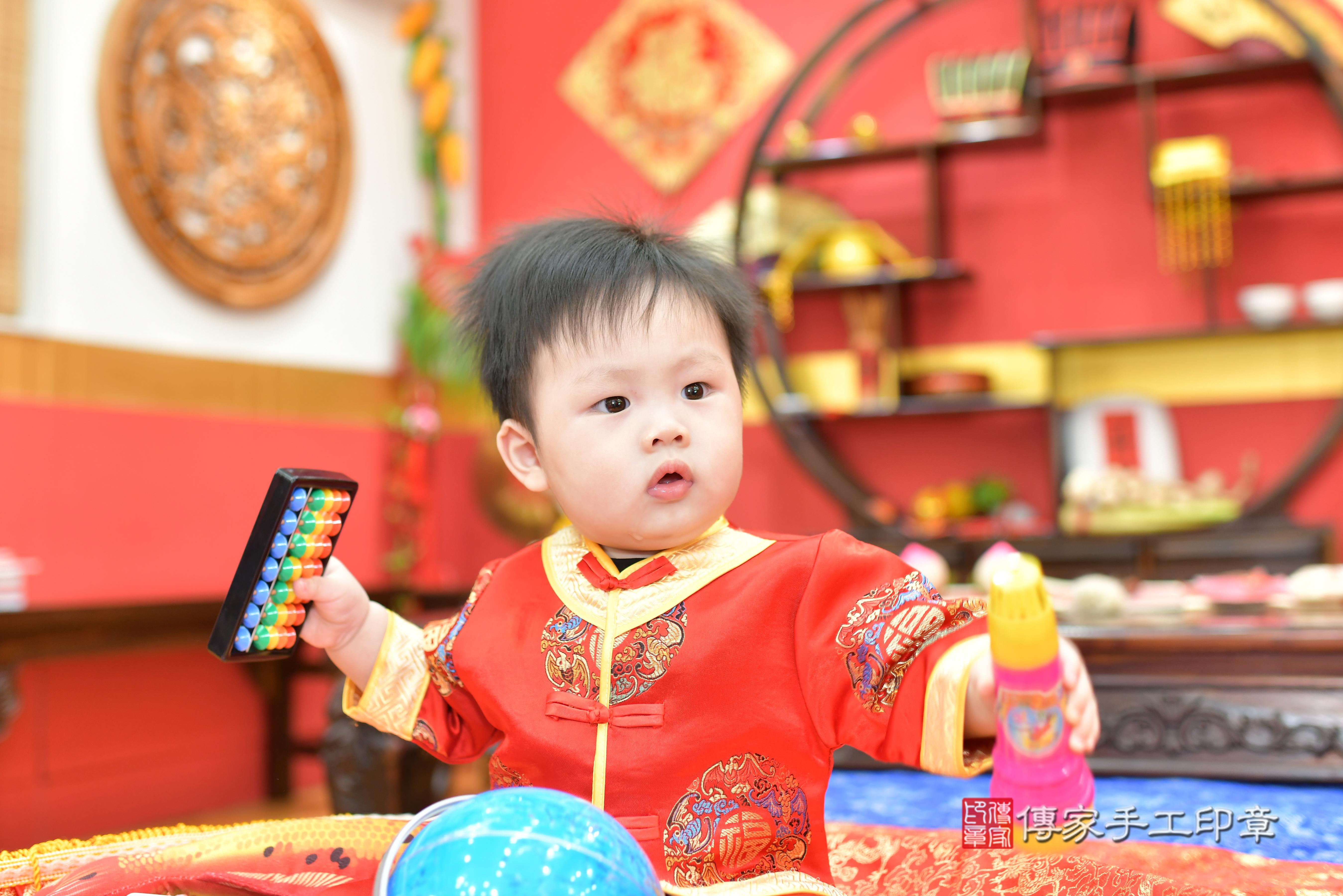 傳家手工印章桃園店、抓周、度脺、中國風會場、傳家嬰兒古禮、吉祥話、抓周道具物品24種、拍照。抓周證書。寶寶抓周、滿周歲、生日快樂、祝福