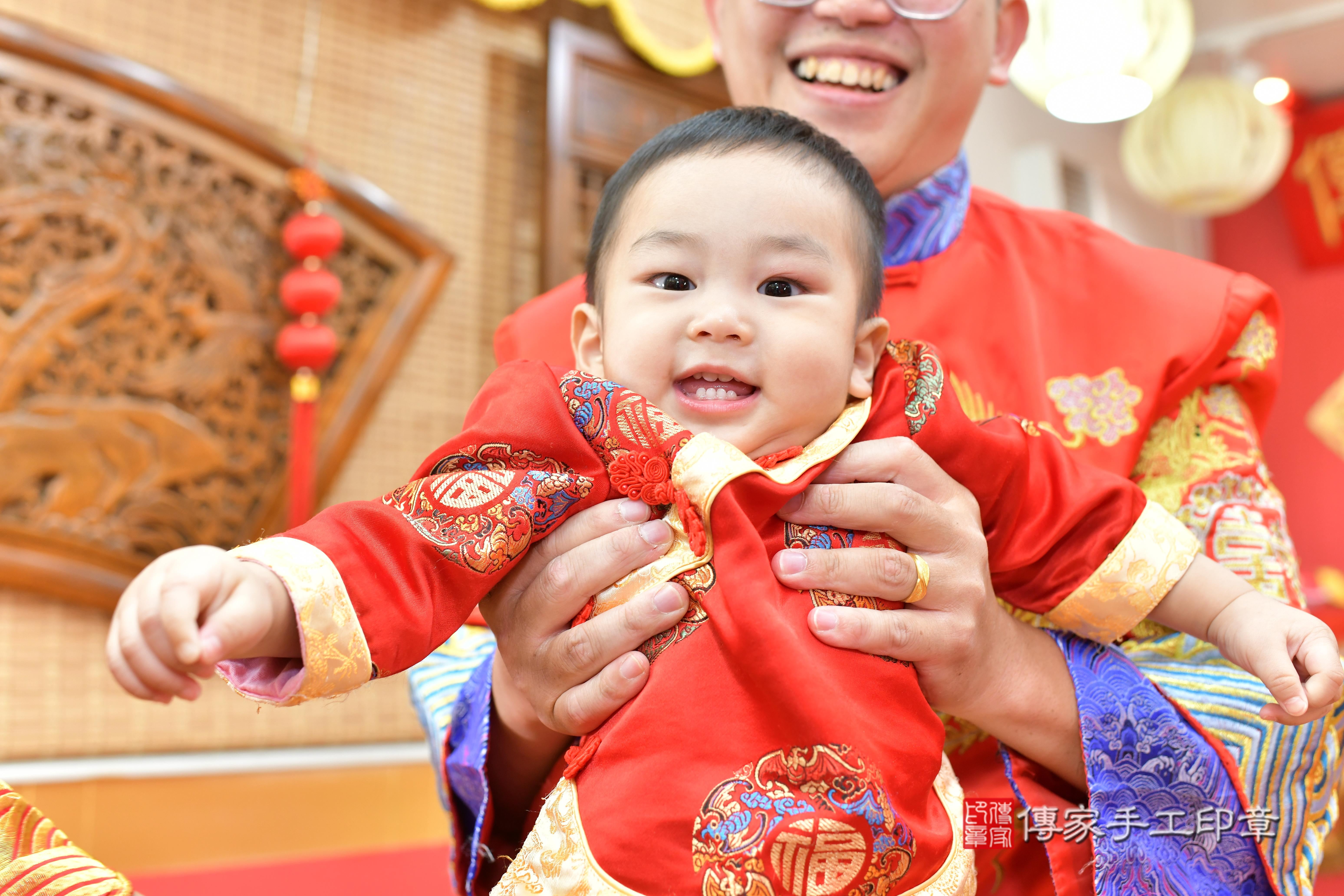 傳家手工印章桃園店、抓周、度脺、中國風會場、傳家嬰兒古禮、吉祥話、抓周道具物品24種、拍照。抓周證書。寶寶抓周、滿周歲、生日快樂、祝福