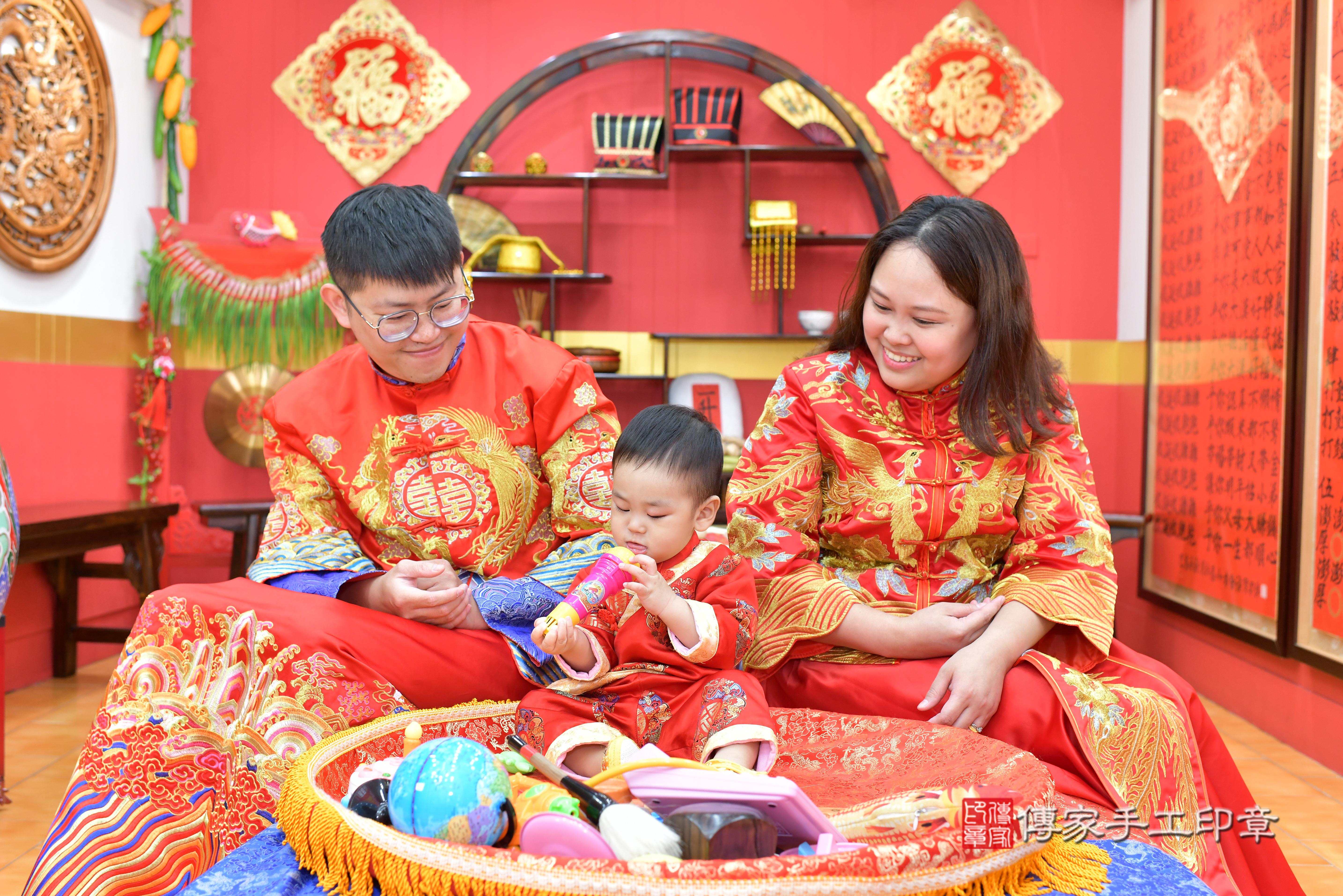 傳家手工印章桃園店、抓周、度脺、中國風會場、傳家嬰兒古禮、吉祥話、抓周道具物品24種、拍照。抓周證書。寶寶抓周、滿周歲、生日快樂、祝福