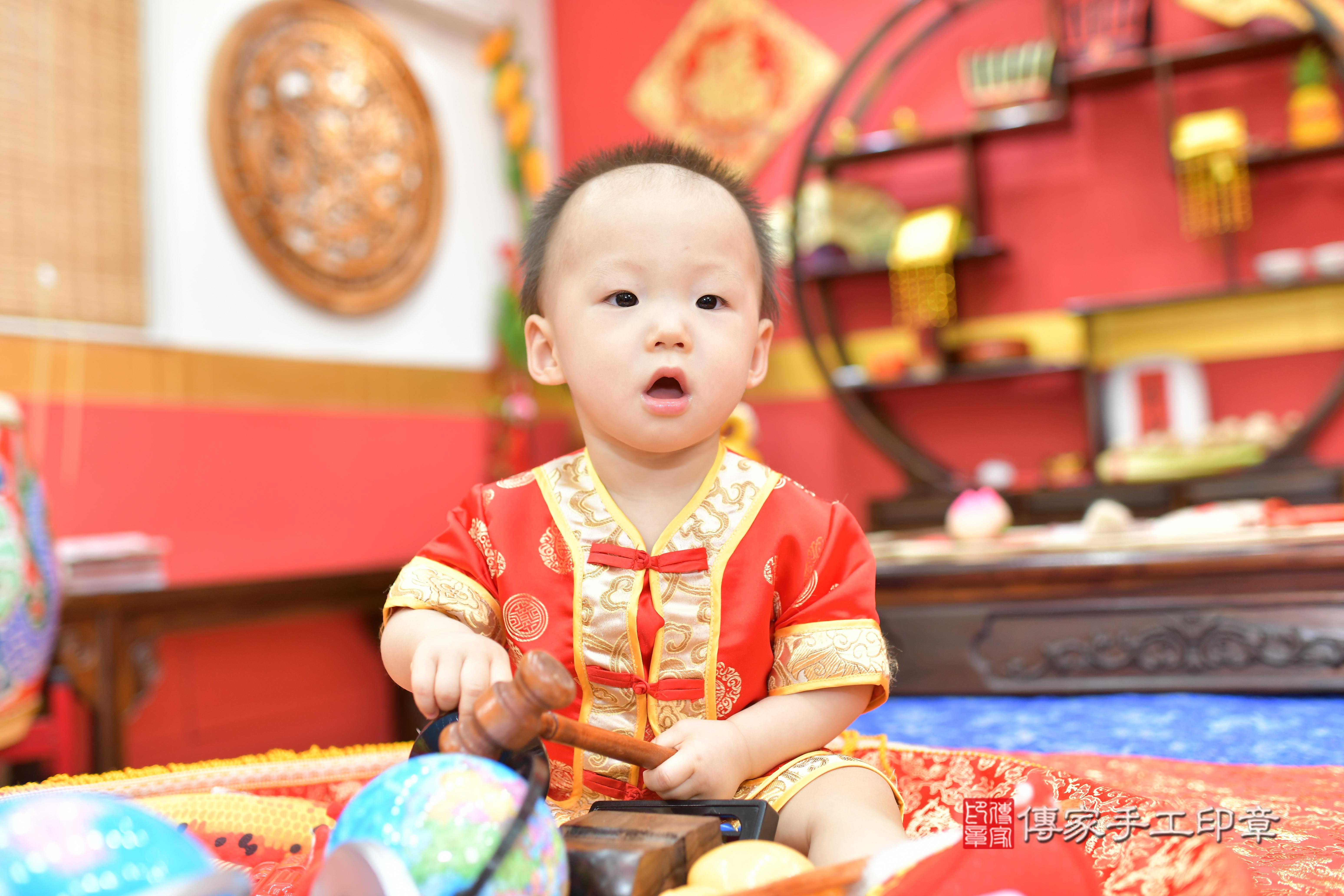 傳家手工印章桃園店、抓周、度脺、中國風會場、傳家嬰兒古禮、吉祥話、抓周道具物品24種、拍照。抓周證書。寶寶抓周、滿周歲、生日快樂、祝福