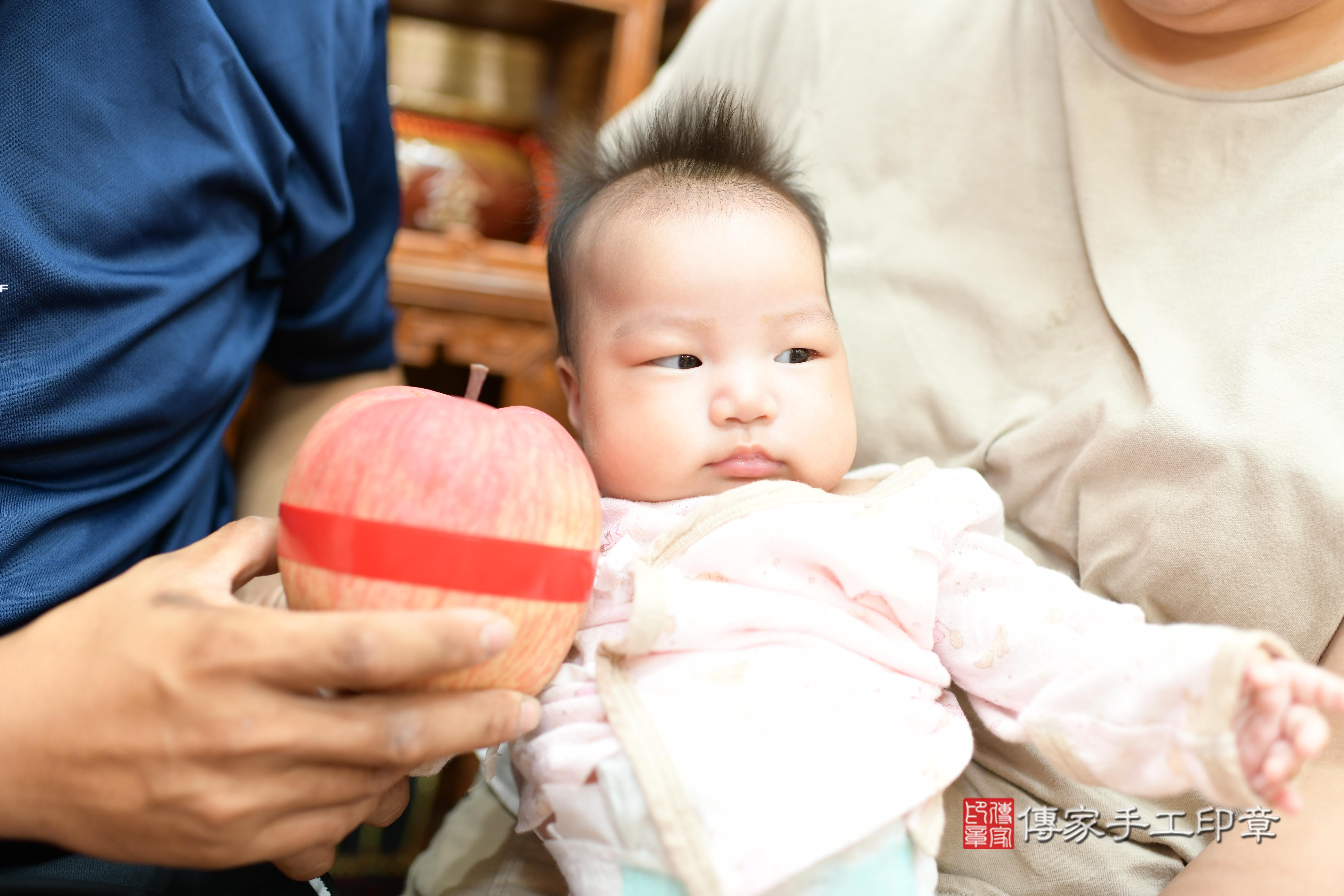 傳家手工印章台南店、抓周、度脺、中國風會場、傳家嬰兒古禮、吉祥話、抓周道具物品24種、拍照。抓周證書。寶寶抓周、滿周歲、生日快樂、祝福