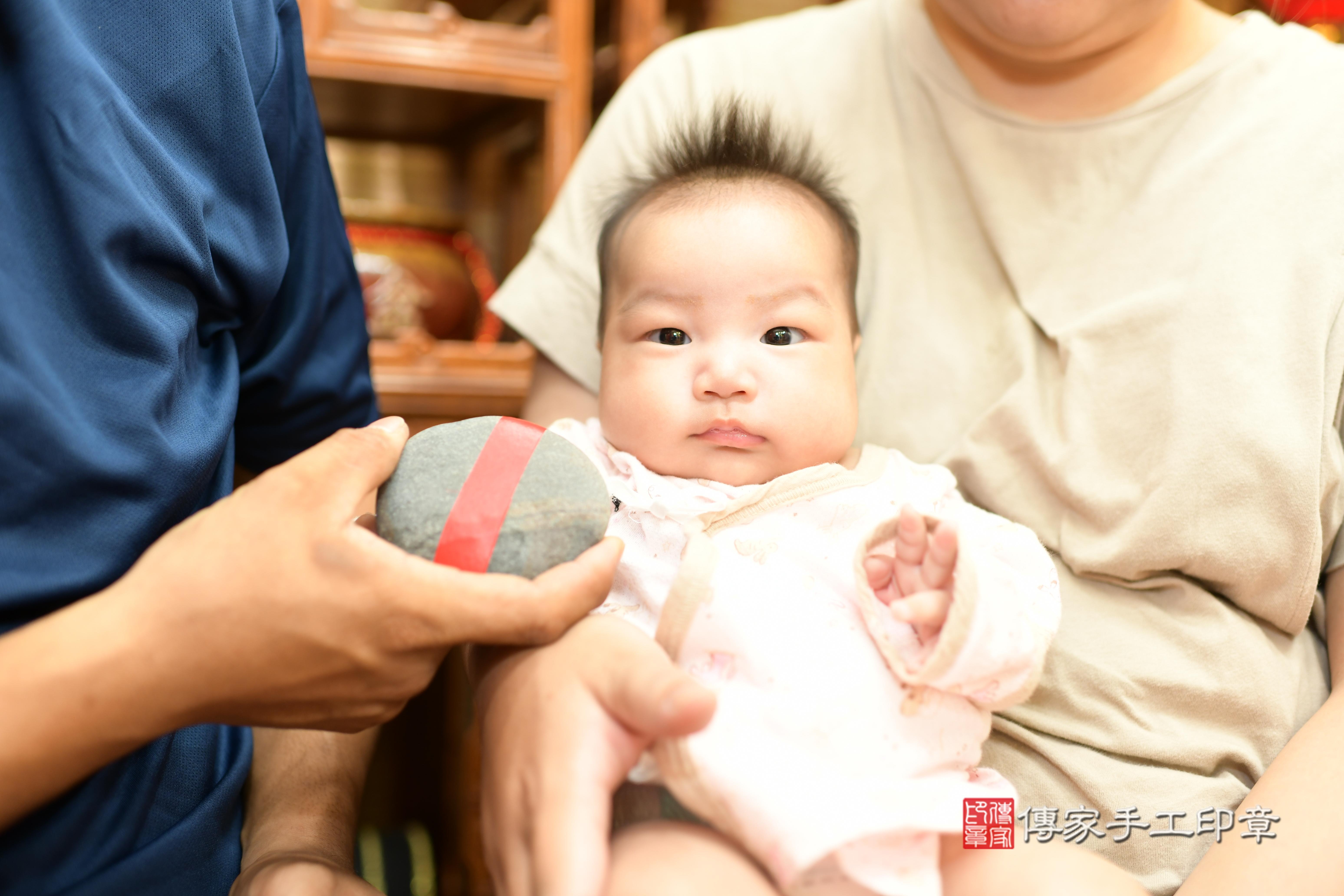 傳家手工印章台南店、抓周、度脺、中國風會場、傳家嬰兒古禮、吉祥話、抓周道具物品24種、拍照。抓周證書。寶寶抓周、滿周歲、生日快樂、祝福