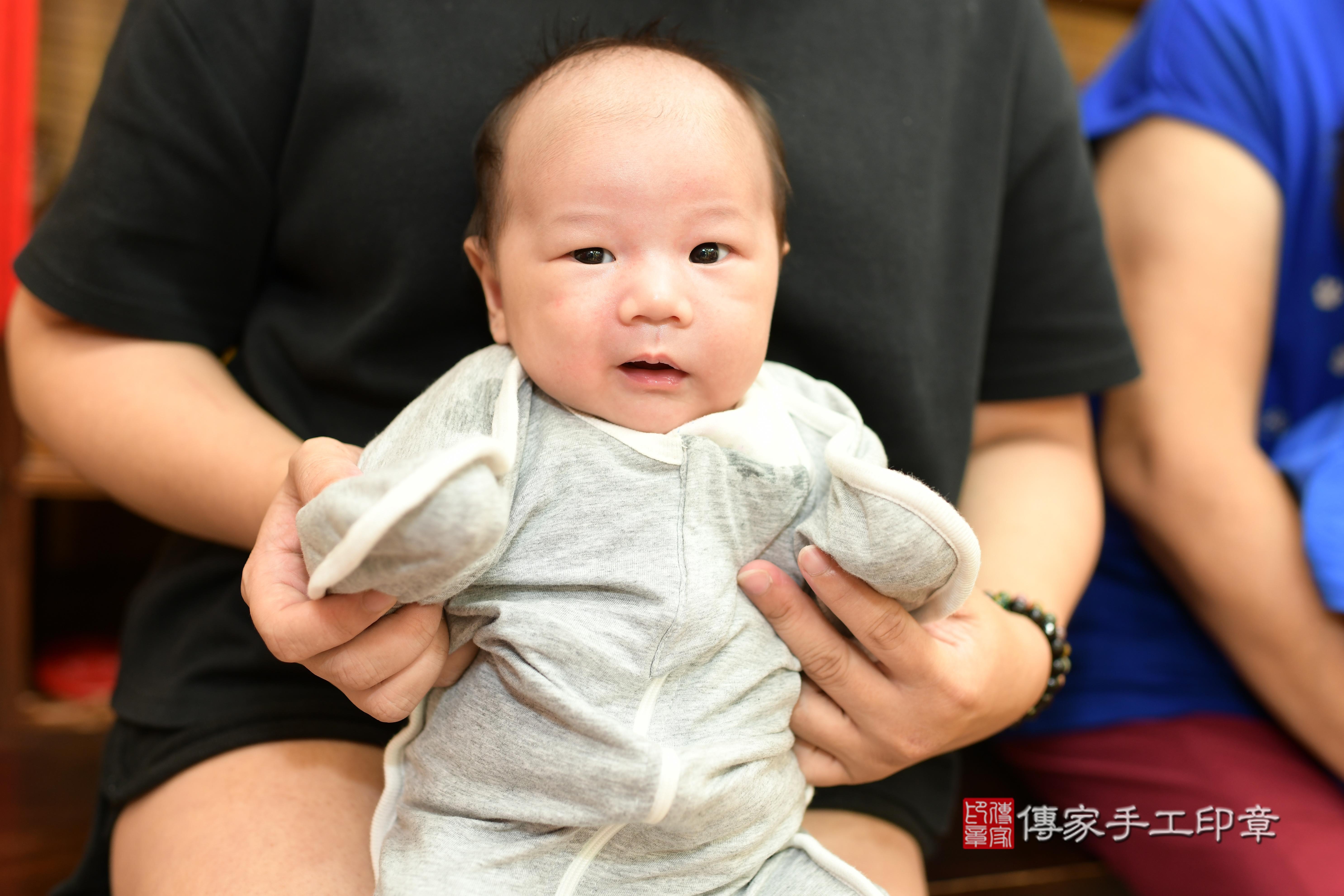 傳家手工印章台南店、抓周、度脺、中國風會場、傳家嬰兒古禮、吉祥話、抓周道具物品24種、拍照。抓周證書。寶寶抓周、滿周歲、生日快樂、祝福