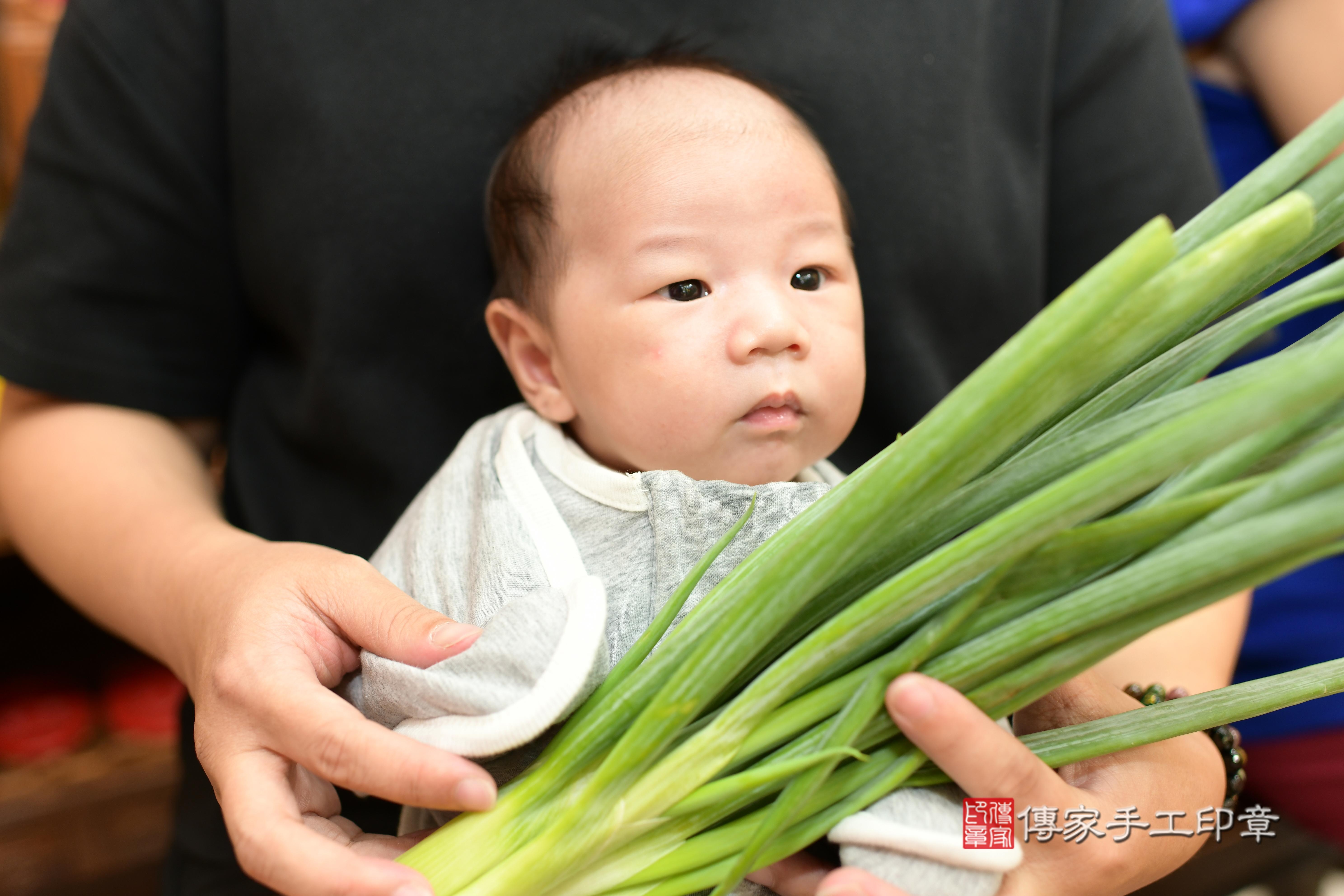 傳家手工印章台南店、抓周、度脺、中國風會場、傳家嬰兒古禮、吉祥話、抓周道具物品24種、拍照。抓周證書。寶寶抓周、滿周歲、生日快樂、祝福