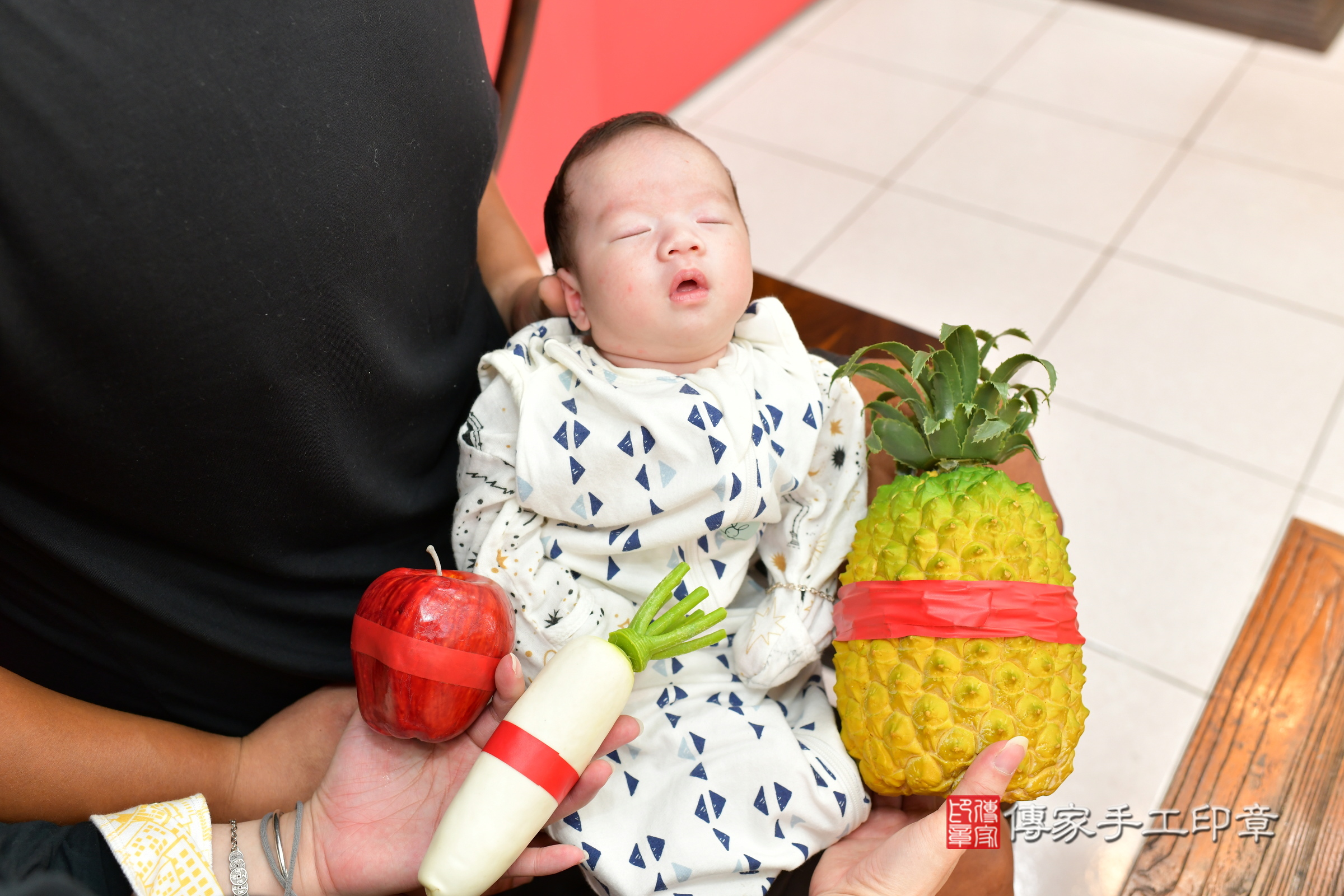 晨晨寶寶(台中市北區嬰兒寶寶滿月剃頭理髮、嬰兒剃胎毛儀式吉祥話)。中國風會場，爸媽寶貝穿「日中韓」古裝禮服。專業拍照、證書。★購買「臍帶章、肚臍章、胎毛筆刷印章」贈送：剃頭、收涎、抓周，三選一。2024.6.28，照片5