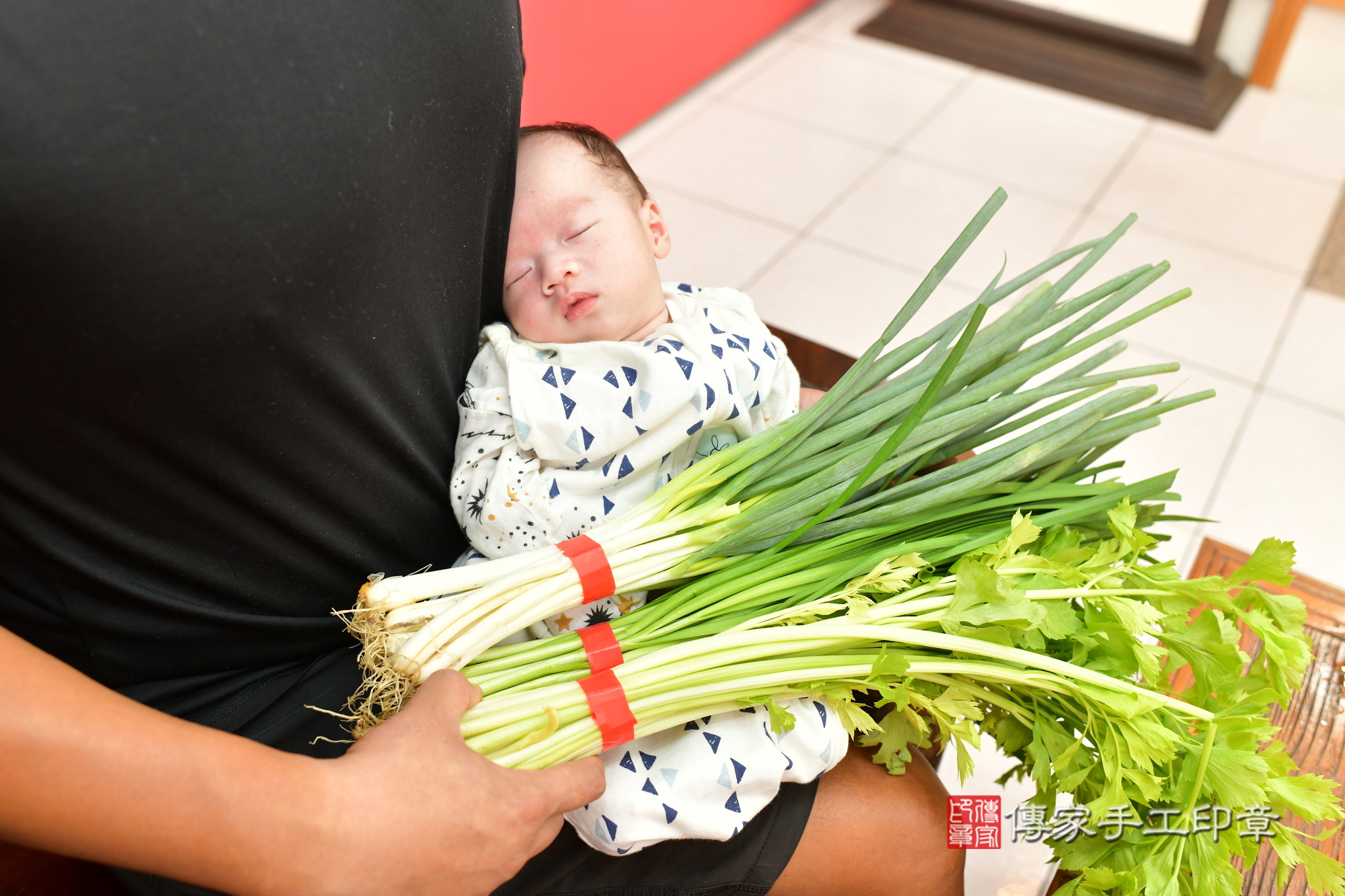 晨晨寶寶(台中市北區嬰兒寶寶滿月剃頭理髮、嬰兒剃胎毛儀式吉祥話)。中國風會場，爸媽寶貝穿「日中韓」古裝禮服。專業拍照、證書。★購買「臍帶章、肚臍章、胎毛筆刷印章」贈送：剃頭、收涎、抓周，三選一。2024.6.28，照片6