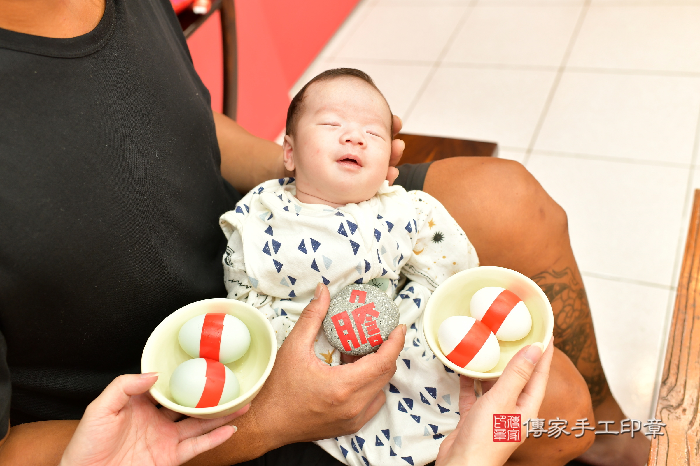 晨晨寶寶(台中市北區嬰兒寶寶滿月剃頭理髮、嬰兒剃胎毛儀式吉祥話)。中國風會場，爸媽寶貝穿「日中韓」古裝禮服。專業拍照、證書。★購買「臍帶章、肚臍章、胎毛筆刷印章」贈送：剃頭、收涎、抓周，三選一。2024.6.28，照片4