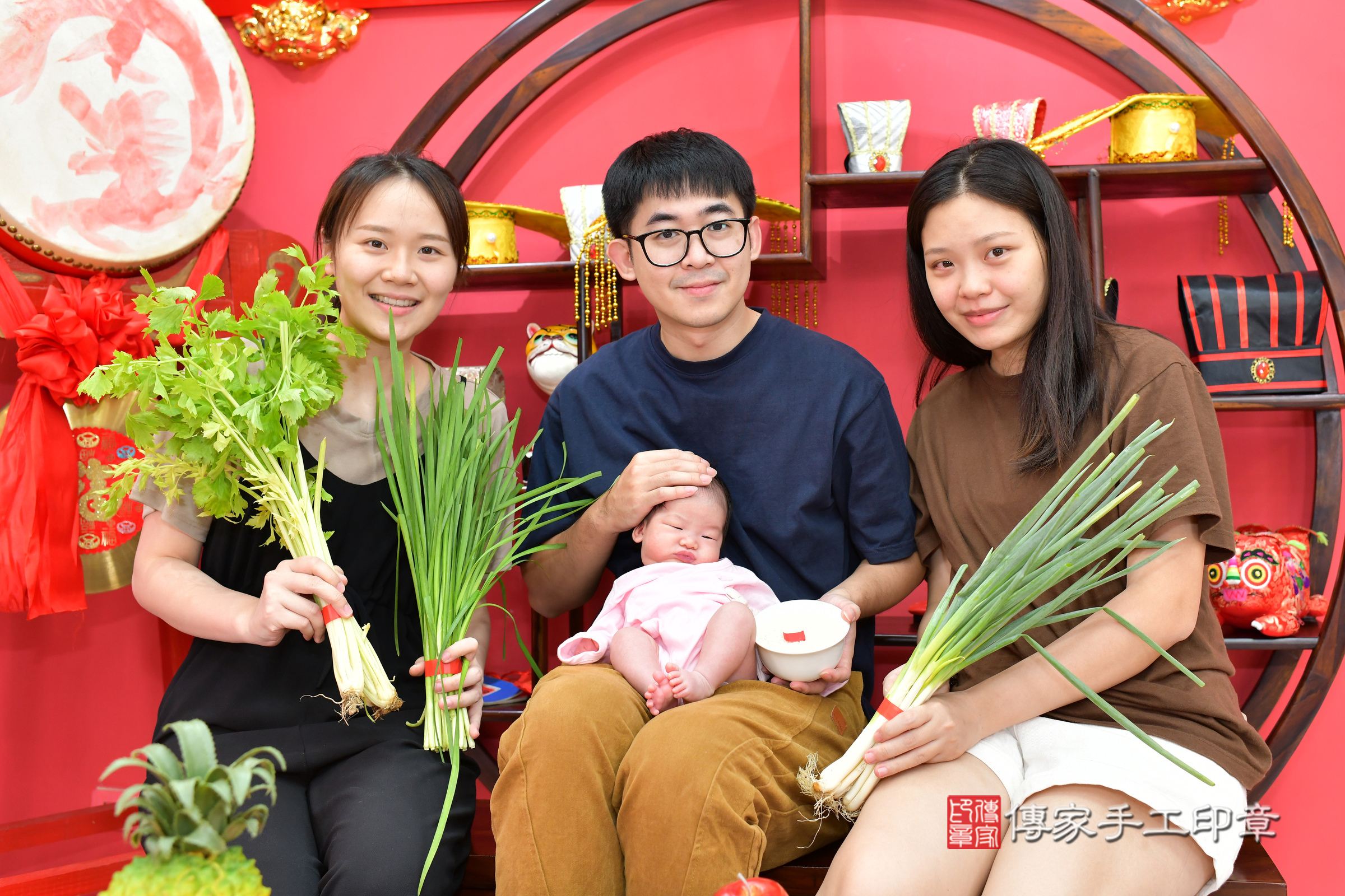 涵涵寶寶(台中市北區嬰兒寶寶滿月剃頭理髮、嬰兒剃胎毛儀式吉祥話)。中國風會場，爸媽寶貝穿「日中韓」古裝禮服。專業拍照、證書。★購買「臍帶章、肚臍章、胎毛筆刷印章」贈送：剃頭、收涎、抓周，三選一。2024.6.29，照片10