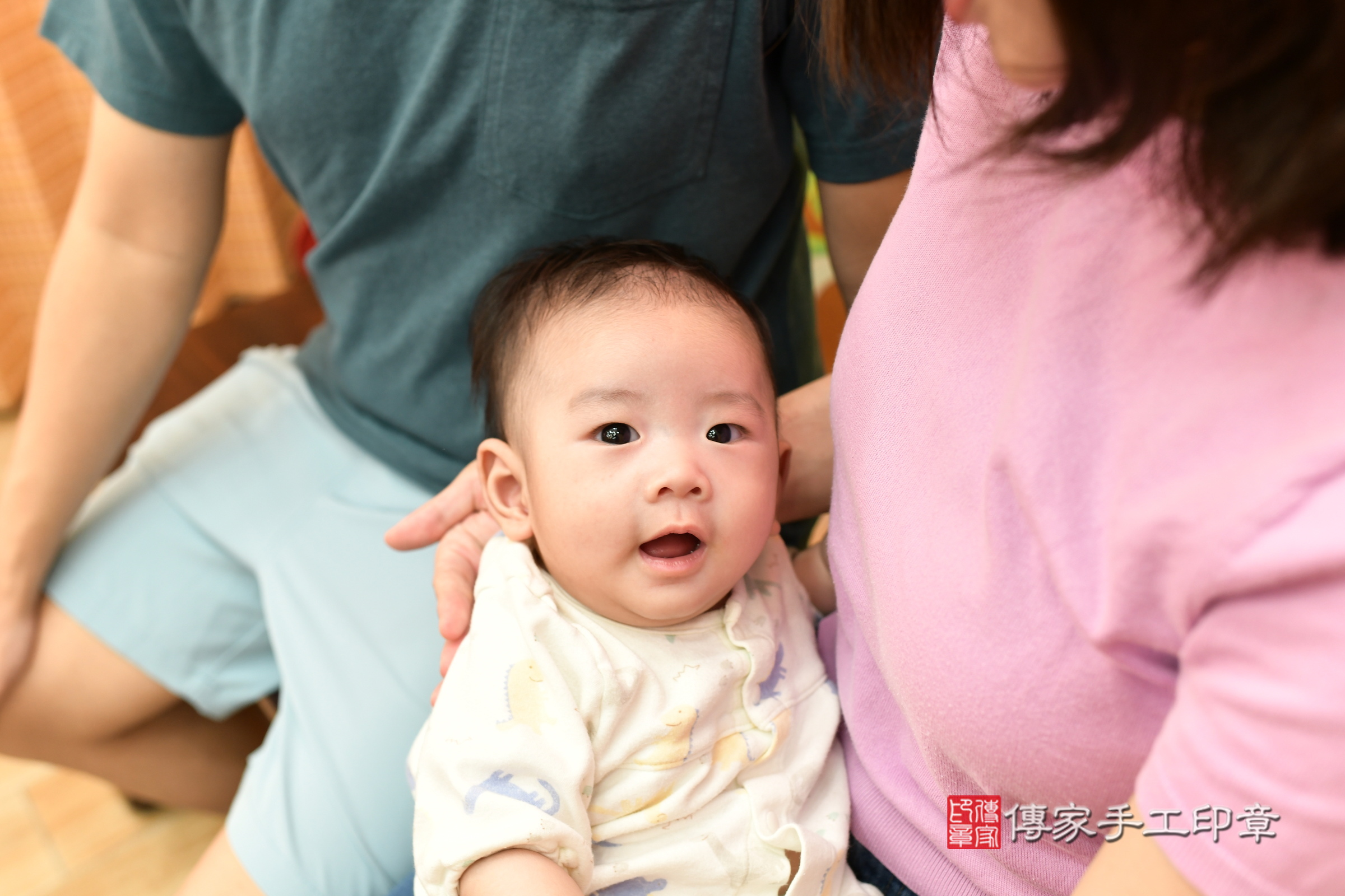 祐祐寶寶(台北市大同區嬰兒寶寶滿月剃頭理髮、嬰兒剃胎毛儀式吉祥話)。中國風會場，爸媽寶貝穿「日中韓」古裝禮服。專業拍照、證書。★購買「臍帶章、肚臍章、胎毛筆刷印章」贈送：剃頭、收涎、抓周，三選一。2024.7.6，照片4