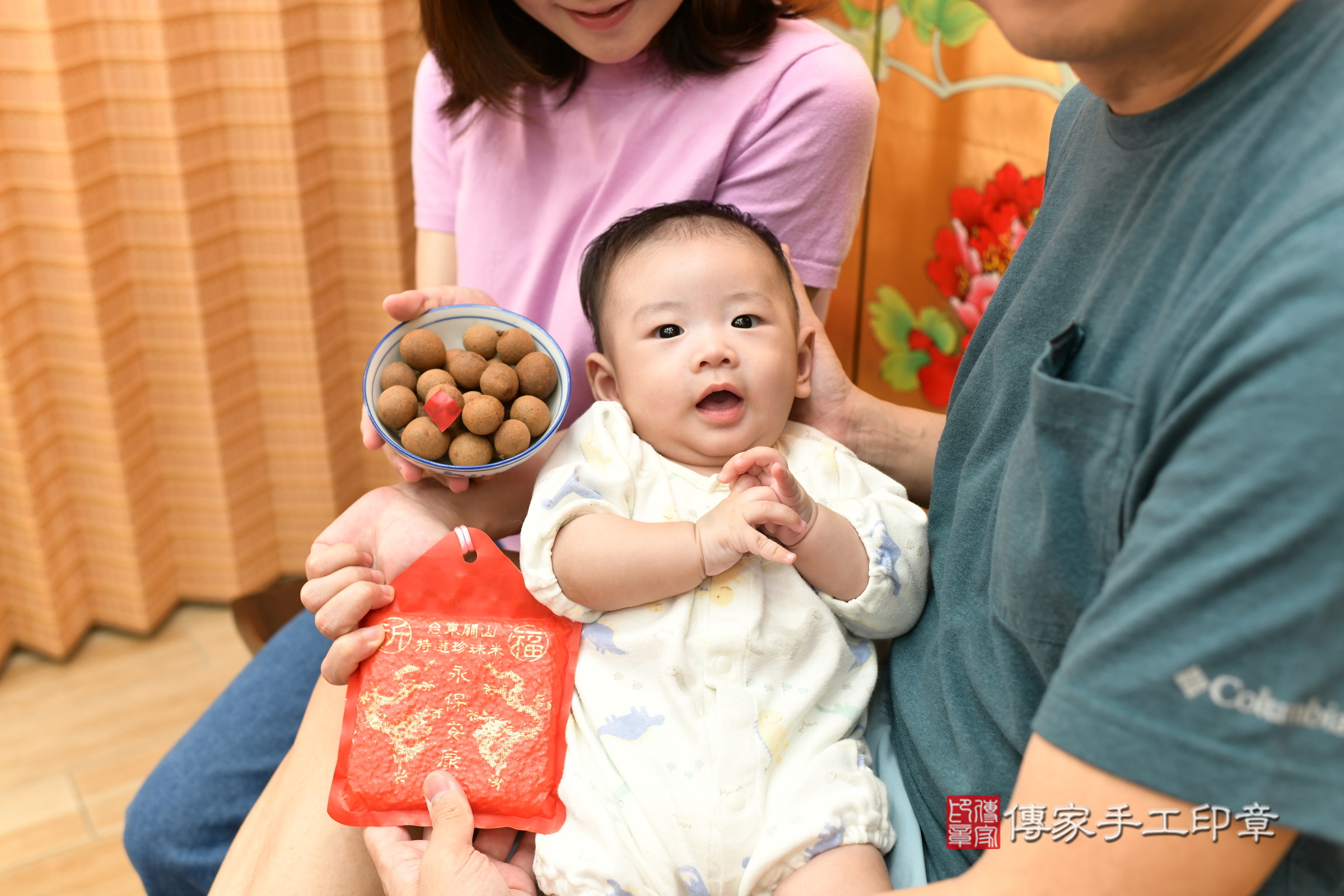 祐祐寶寶(台北市大同區嬰兒寶寶滿月剃頭理髮、嬰兒剃胎毛儀式吉祥話)。中國風會場，爸媽寶貝穿「日中韓」古裝禮服。專業拍照、證書。★購買「臍帶章、肚臍章、胎毛筆刷印章」贈送：剃頭、收涎、抓周，三選一。2024.7.6，照片9