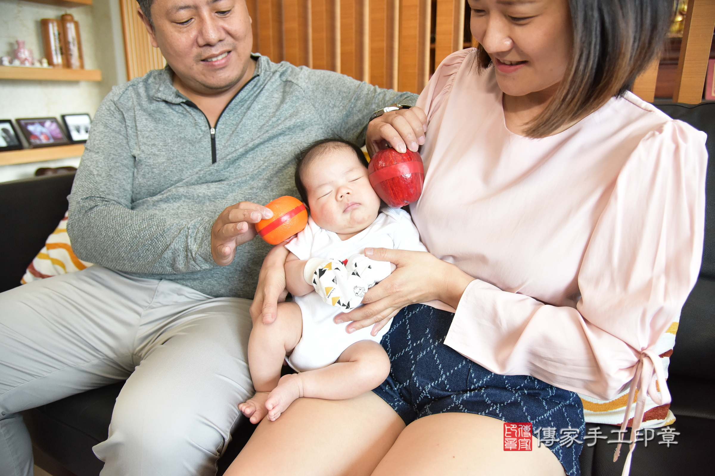 宸宸寶寶(新北市三重區到府嬰兒宸宸寶寶滿月剃頭理髮、到府嬰兒剃胎毛儀式吉祥話)。到府剃頭剃胎毛主持、專業拍照、證書。★購買「臍帶章、肚臍章、胎毛筆刷印章」贈送：剃頭、收涎、抓周，三選一。2024.7.6，照片11