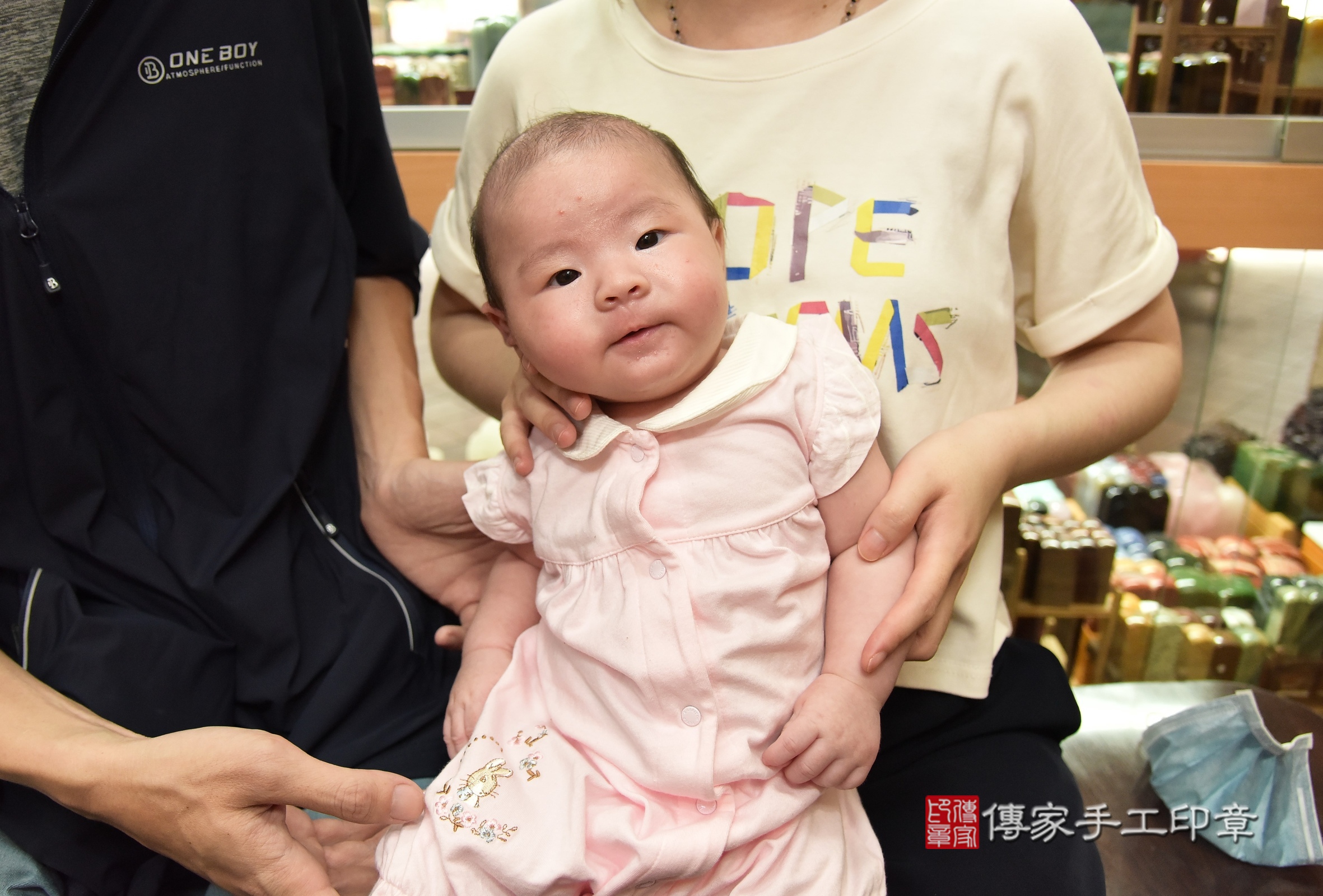 霏霏寶寶(新北市永和區嬰兒寶寶滿月剃頭理髮、嬰兒剃胎毛儀式吉祥話)。中國風會場，爸媽寶貝穿「日中韓」古裝禮服。專業拍照、證書。★購買「臍帶章、肚臍章、胎毛筆刷印章」贈送：剃頭、收涎、抓周，三選一。2024.7.13，照片1