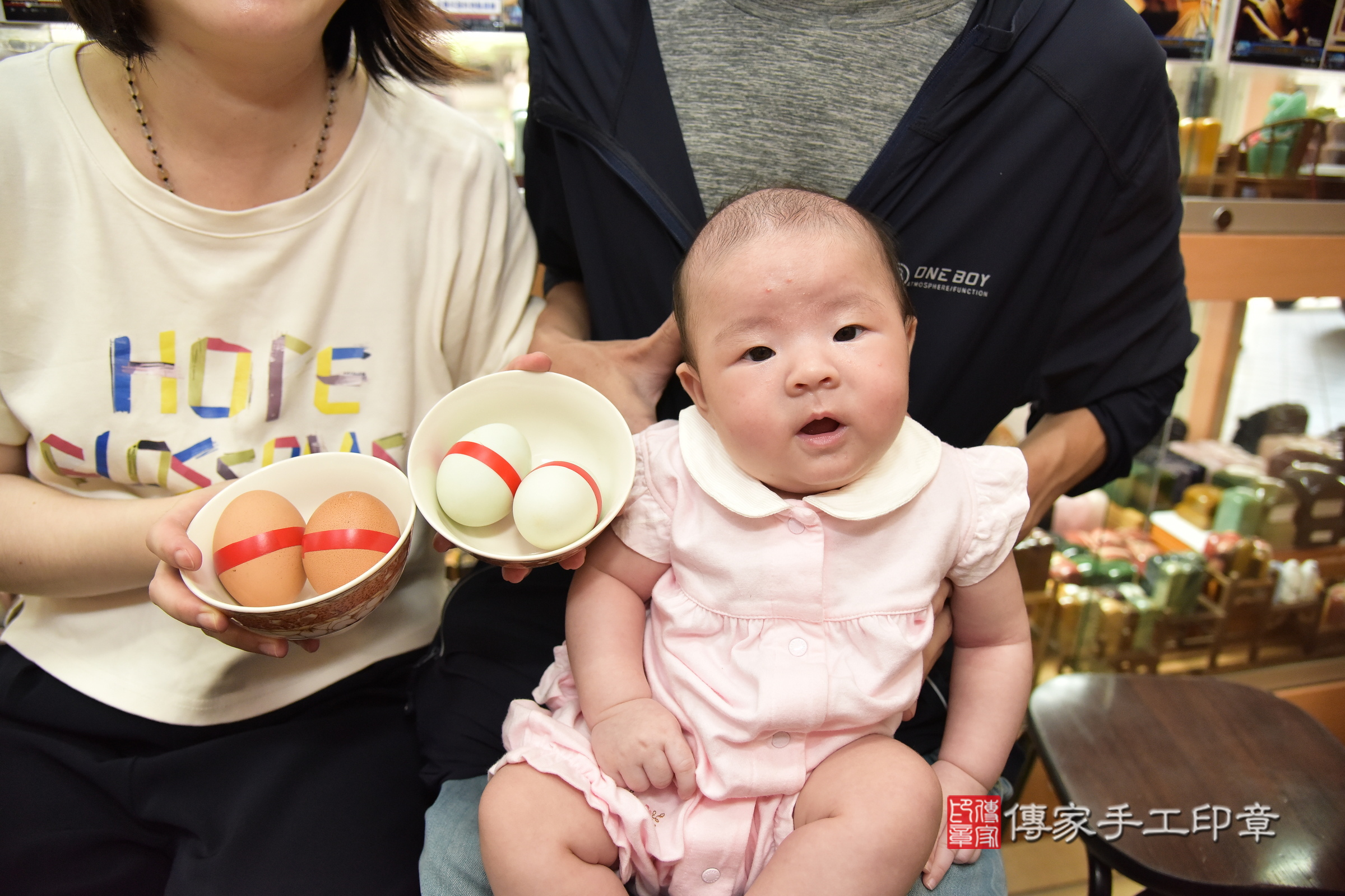 霏霏寶寶(新北市永和區嬰兒寶寶滿月剃頭理髮、嬰兒剃胎毛儀式吉祥話)。中國風會場，爸媽寶貝穿「日中韓」古裝禮服。專業拍照、證書。★購買「臍帶章、肚臍章、胎毛筆刷印章」贈送：剃頭、收涎、抓周，三選一。2024.7.13，照片7