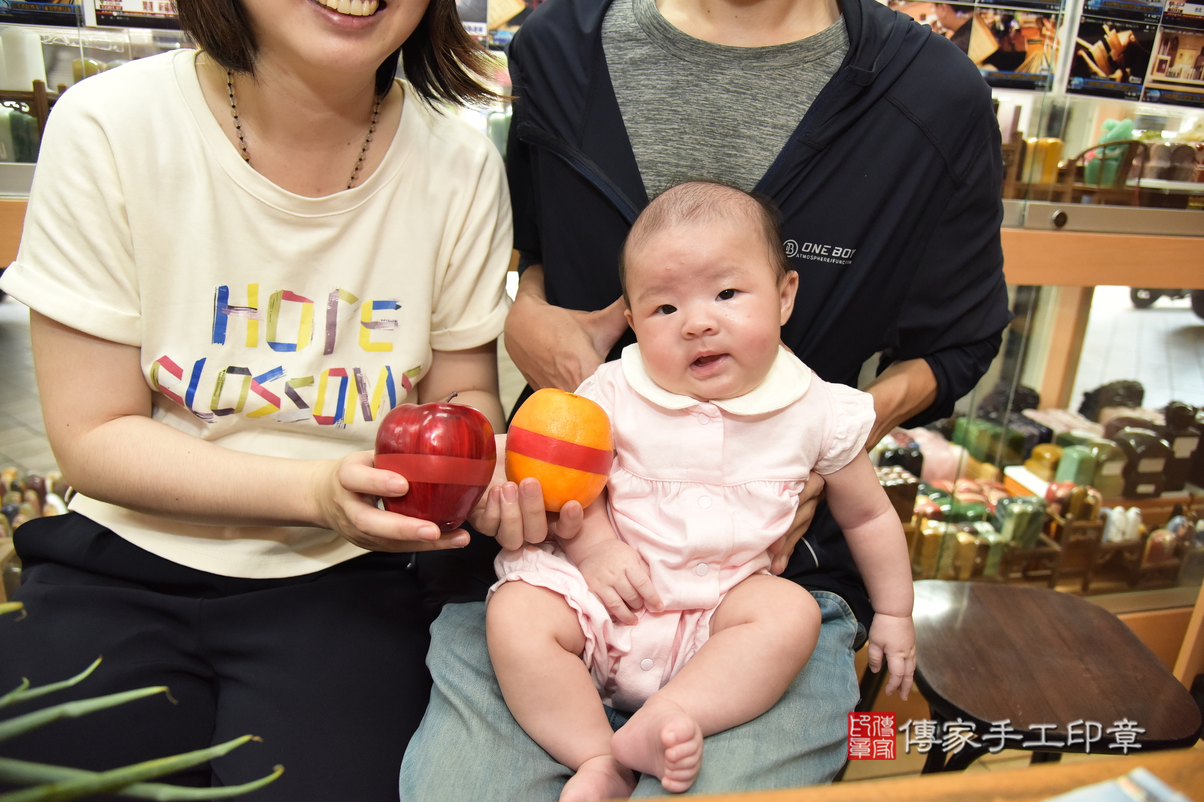 霏霏寶寶(新北市永和區嬰兒寶寶滿月剃頭理髮、嬰兒剃胎毛儀式吉祥話)。中國風會場，爸媽寶貝穿「日中韓」古裝禮服。專業拍照、證書。★購買「臍帶章、肚臍章、胎毛筆刷印章」贈送：剃頭、收涎、抓周，三選一。2024.7.13，照片11