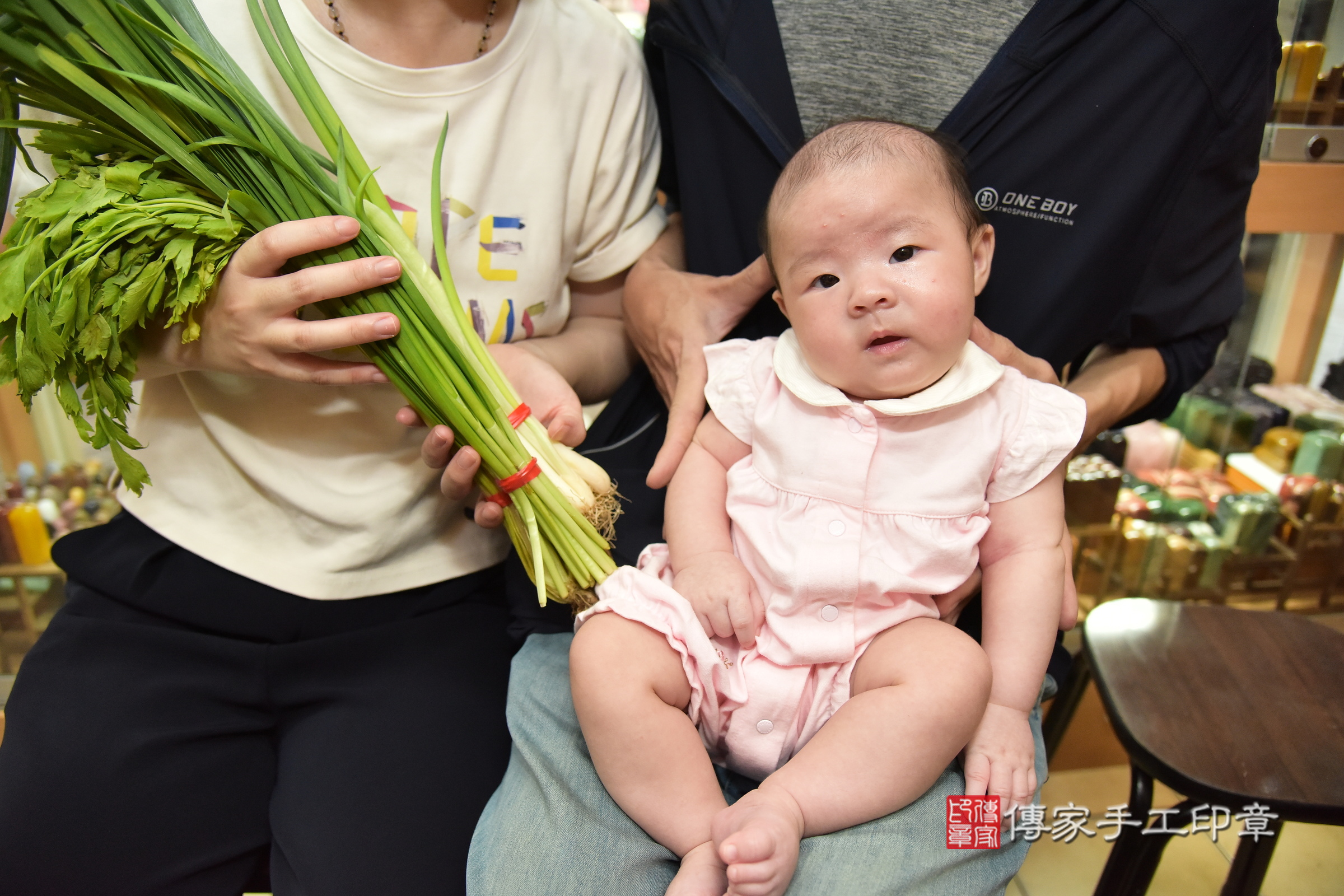 霏霏寶寶(新北市永和區嬰兒寶寶滿月剃頭理髮、嬰兒剃胎毛儀式吉祥話)。中國風會場，爸媽寶貝穿「日中韓」古裝禮服。專業拍照、證書。★購買「臍帶章、肚臍章、胎毛筆刷印章」贈送：剃頭、收涎、抓周，三選一。2024.7.13，照片15