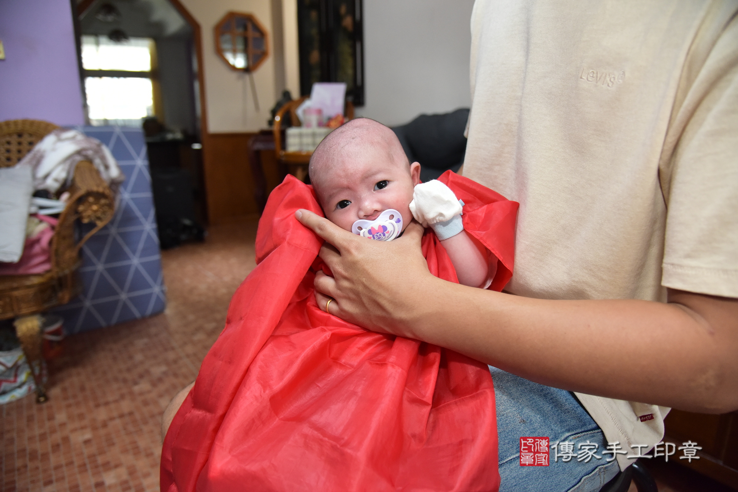 小菲寶寶(新北市新莊區到府嬰兒小菲寶寶滿月剃頭理髮、到府嬰兒剃胎毛儀式吉祥話)。到府剃頭剃胎毛主持、專業拍照、證書。★購買「臍帶章、肚臍章、胎毛筆刷印章」贈送：剃頭、收涎、抓周，三選一。2024.7.14，照片12