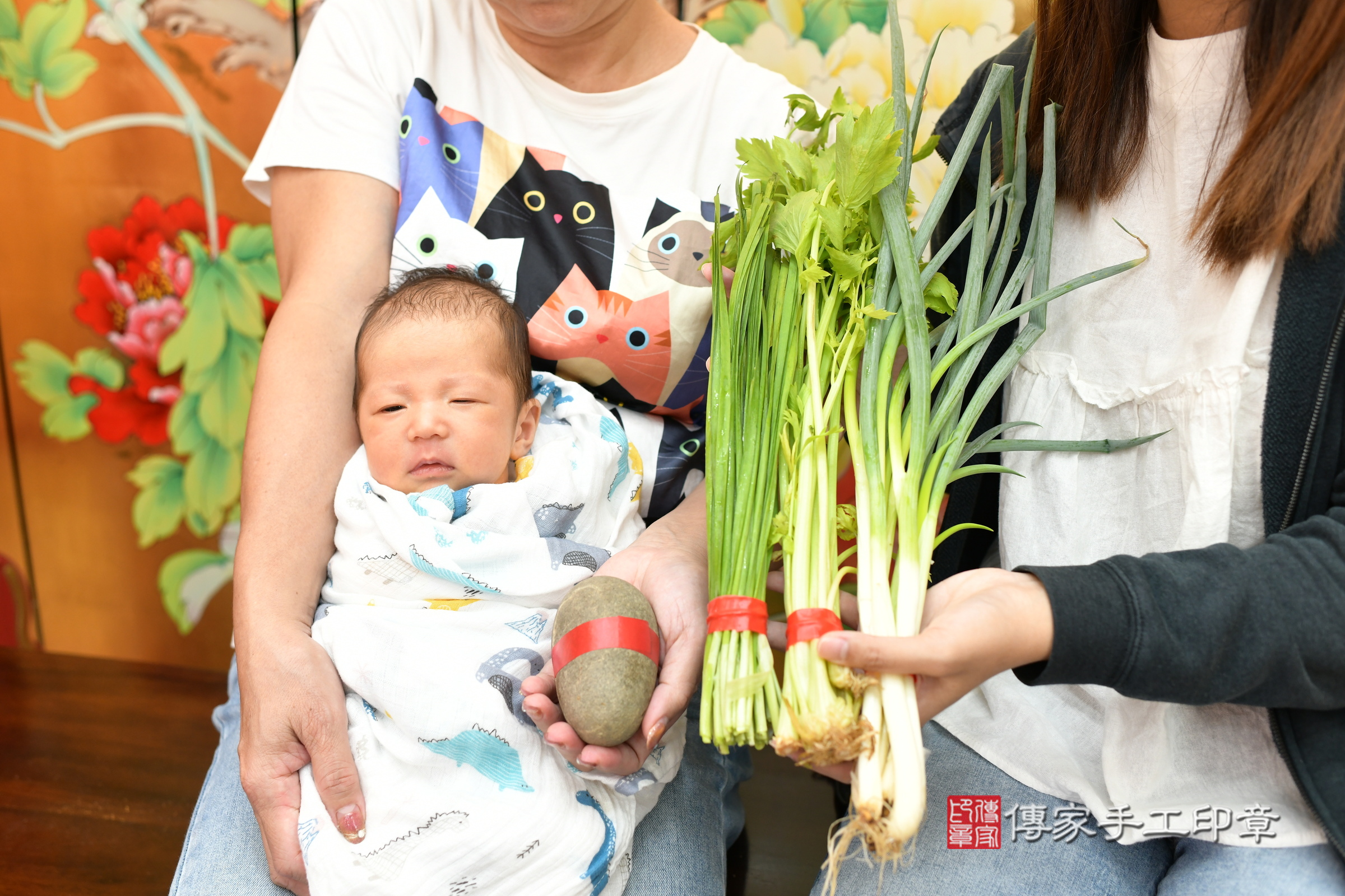 小宇寶寶(台北市大同區嬰兒寶寶滿月剃頭理髮、嬰兒剃胎毛儀式吉祥話)。中國風會場，爸媽寶貝穿「日中韓」古裝禮服。專業拍照、證書。★購買「臍帶章、肚臍章、胎毛筆刷印章」贈送：剃頭、收涎、抓周，三選一。2024.7.11，照片6