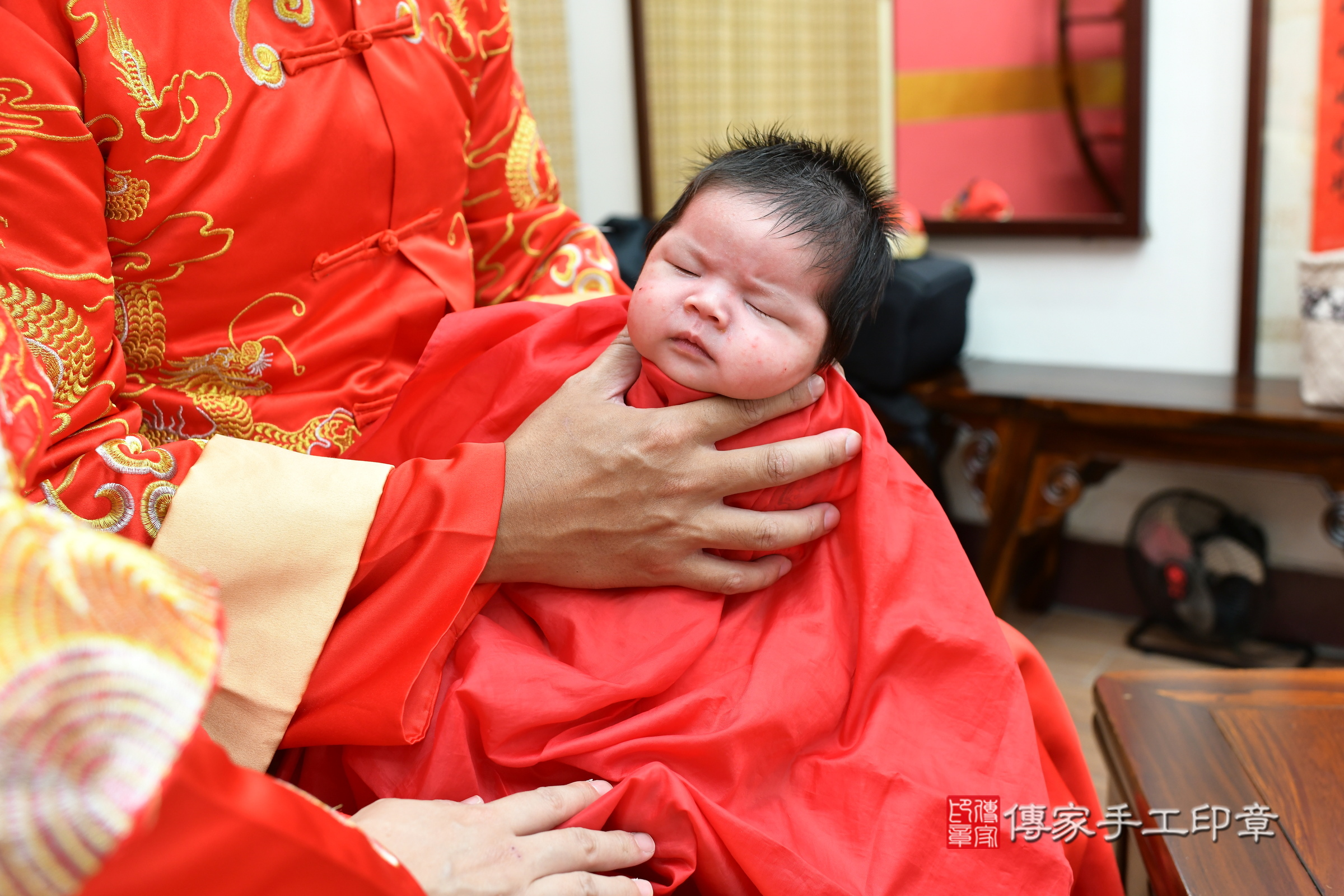 小皞寶寶(新北市永和區嬰兒寶寶滿月剃頭理髮、嬰兒剃胎毛儀式吉祥話)。中國風會場，爸媽寶貝穿「日中韓」古裝禮服。專業拍照、證書。★購買「臍帶章、肚臍章、胎毛筆刷印章」贈送：剃頭、收涎、抓周，三選一。2024.7.16，照片10