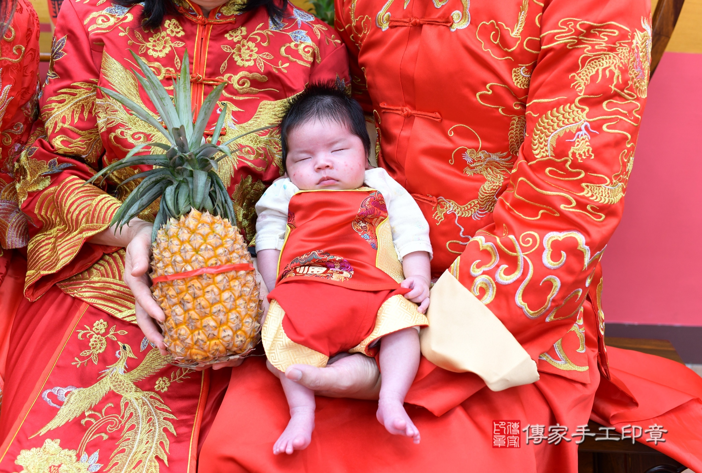 小皞寶寶(新北市永和區嬰兒寶寶滿月剃頭理髮、嬰兒剃胎毛儀式吉祥話)。中國風會場，爸媽寶貝穿「日中韓」古裝禮服。專業拍照、證書。★購買「臍帶章、肚臍章、胎毛筆刷印章」贈送：剃頭、收涎、抓周，三選一。2024.7.16，照片7