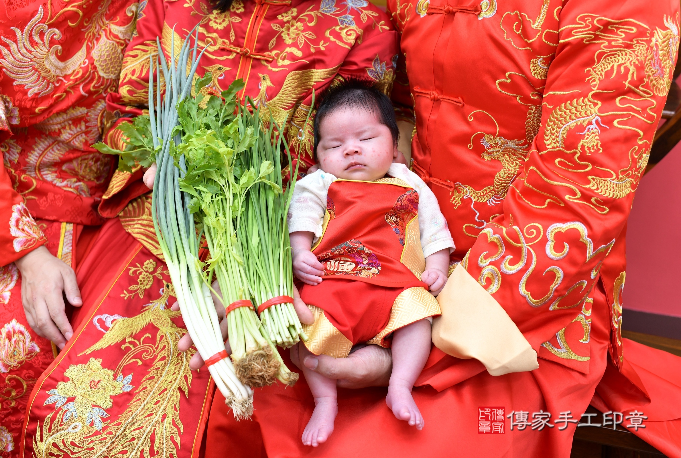 小皞寶寶(新北市永和區嬰兒寶寶滿月剃頭理髮、嬰兒剃胎毛儀式吉祥話)。中國風會場，爸媽寶貝穿「日中韓」古裝禮服。專業拍照、證書。★購買「臍帶章、肚臍章、胎毛筆刷印章」贈送：剃頭、收涎、抓周，三選一。2024.7.16，照片8