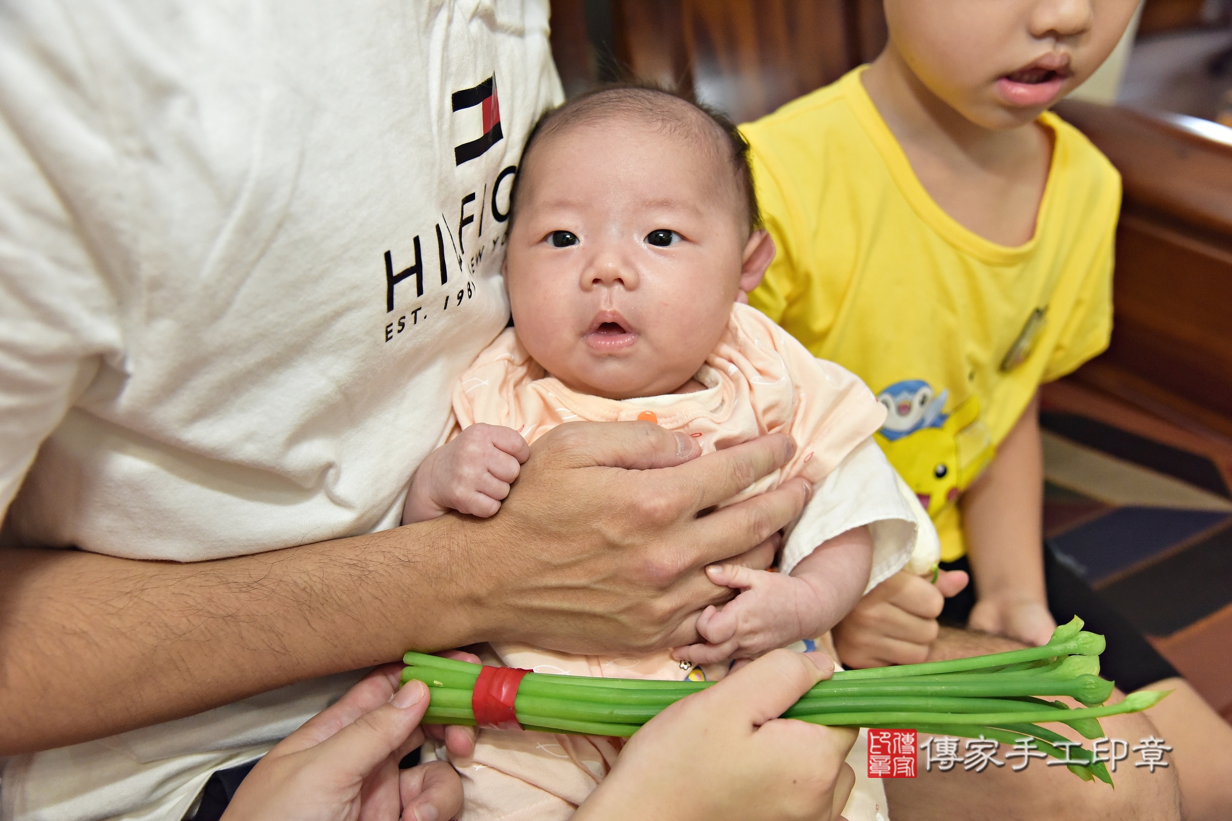 筠筠寶寶(新北市新莊區到府嬰兒筠筠寶寶滿月剃頭理髮、到府嬰兒剃胎毛儀式吉祥話)。到府剃頭剃胎毛主持、專業拍照、證書。★購買「臍帶章、肚臍章、胎毛筆刷印章」贈送：剃頭、收涎、抓周，三選一。2024.7.12，照片7