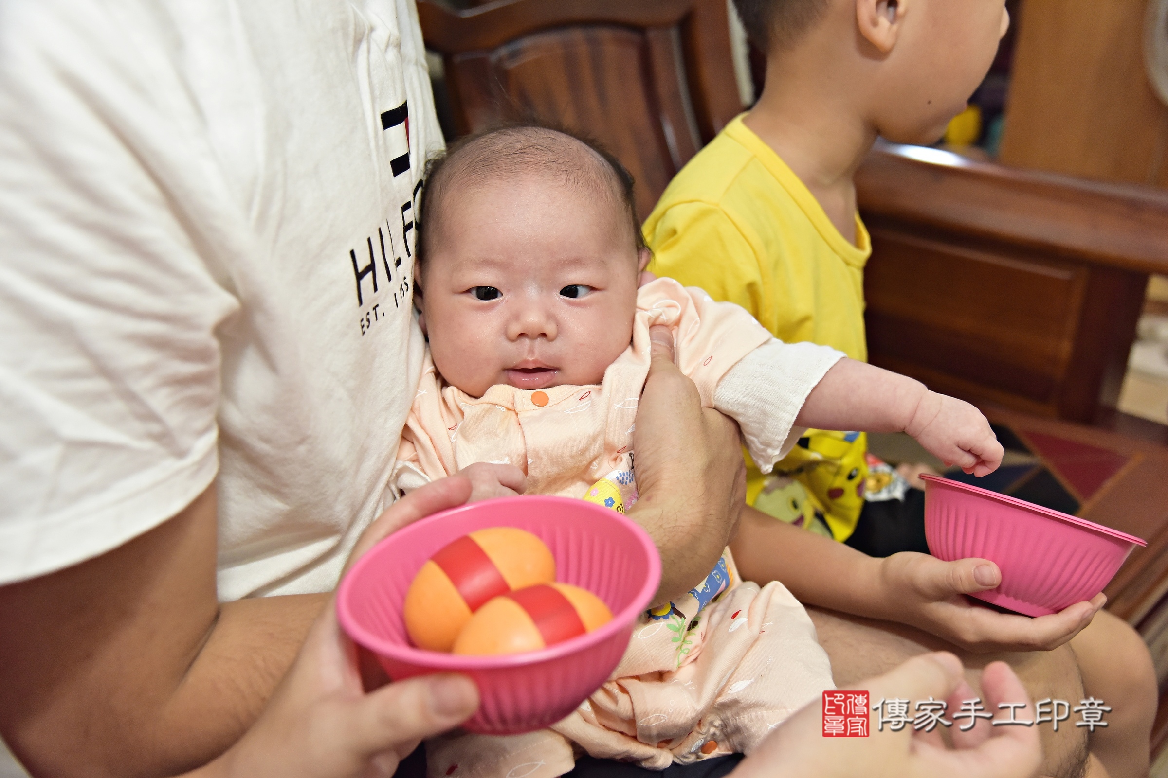 筠筠寶寶(新北市新莊區到府嬰兒筠筠寶寶滿月剃頭理髮、到府嬰兒剃胎毛儀式吉祥話)。到府剃頭剃胎毛主持、專業拍照、證書。★購買「臍帶章、肚臍章、胎毛筆刷印章」贈送：剃頭、收涎、抓周，三選一。2024.7.12，照片9