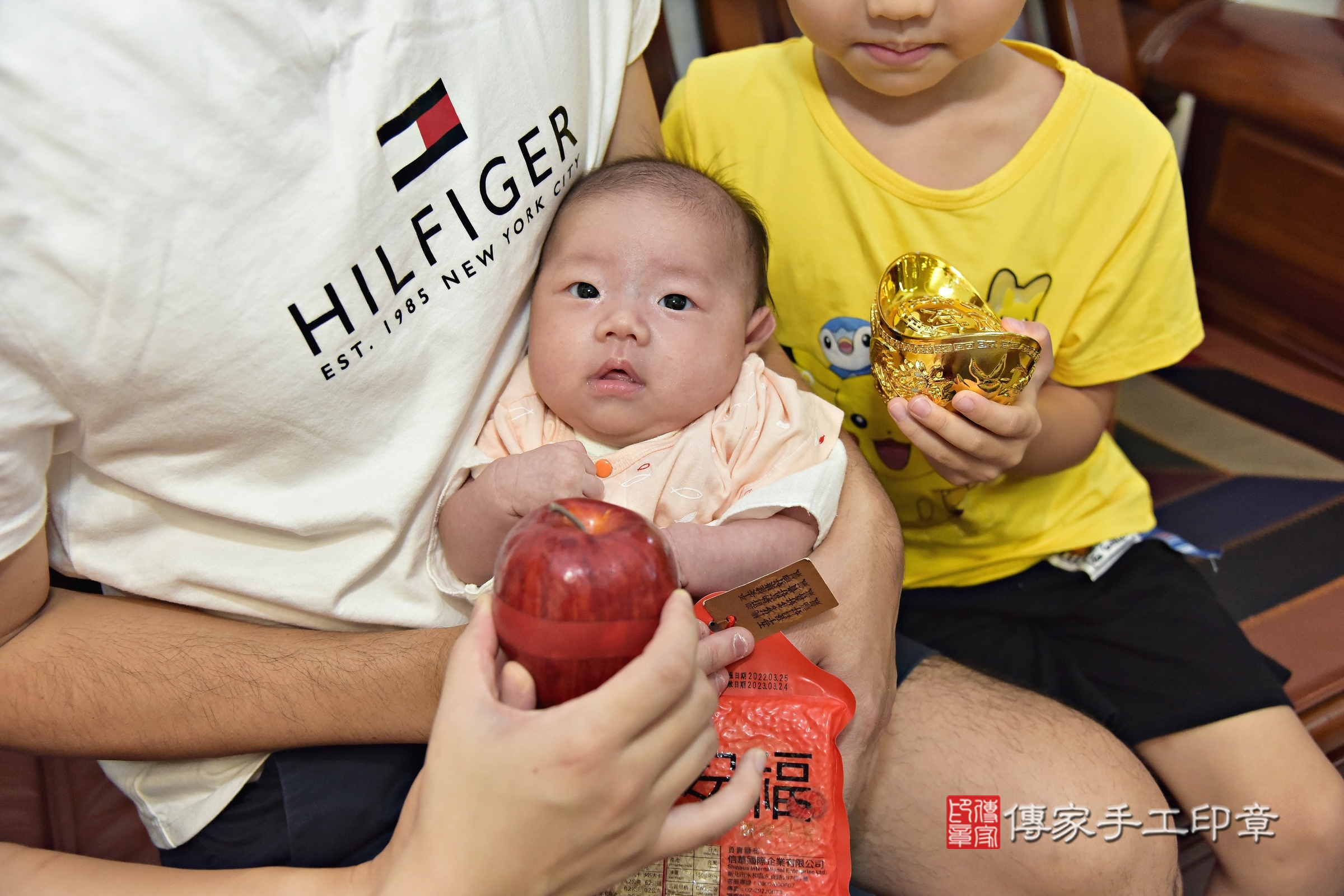 筠筠寶寶(新北市新莊區到府嬰兒筠筠寶寶滿月剃頭理髮、到府嬰兒剃胎毛儀式吉祥話)。到府剃頭剃胎毛主持、專業拍照、證書。★購買「臍帶章、肚臍章、胎毛筆刷印章」贈送：剃頭、收涎、抓周，三選一。2024.7.12，照片10