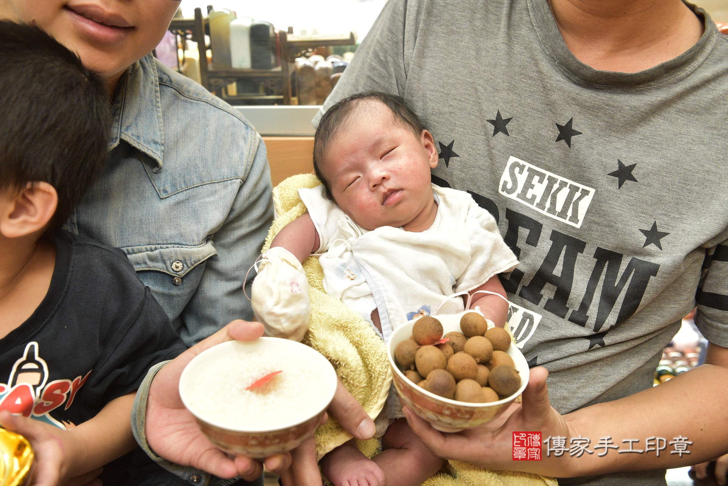 曼曼寶寶(新北市永和區嬰兒寶寶滿月剃頭理髮、嬰兒剃胎毛儀式吉祥話)。中國風會場，爸媽寶貝穿「日中韓」古裝禮服。專業拍照、證書。★購買「臍帶章、肚臍章、胎毛筆刷印章」贈送：剃頭、收涎、抓周，三選一。2024.7.12，照片3