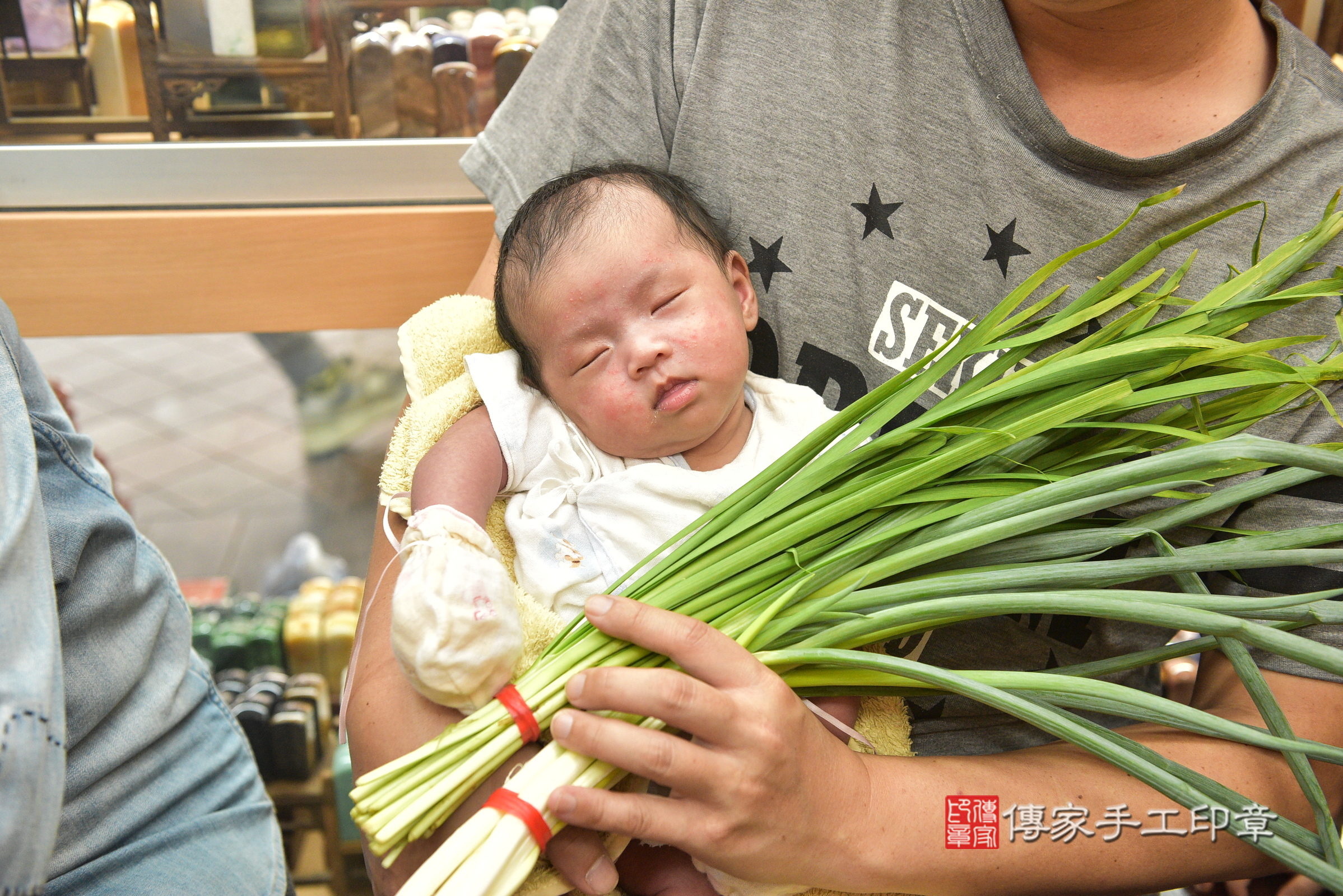 曼曼寶寶(新北市永和區嬰兒寶寶滿月剃頭理髮、嬰兒剃胎毛儀式吉祥話)。中國風會場，爸媽寶貝穿「日中韓」古裝禮服。專業拍照、證書。★購買「臍帶章、肚臍章、胎毛筆刷印章」贈送：剃頭、收涎、抓周，三選一。2024.7.12，照片7