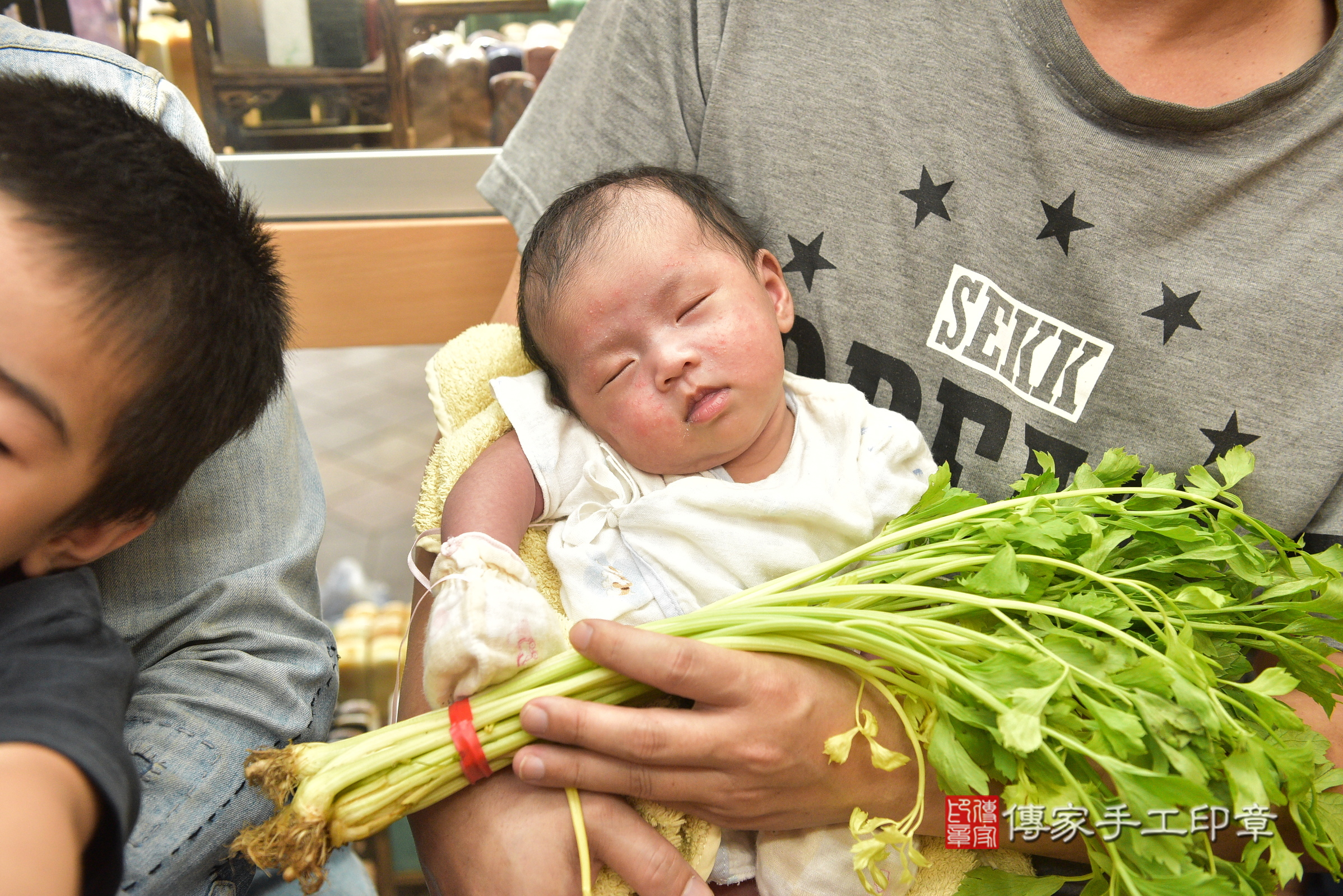 曼曼寶寶(新北市永和區嬰兒寶寶滿月剃頭理髮、嬰兒剃胎毛儀式吉祥話)。中國風會場，爸媽寶貝穿「日中韓」古裝禮服。專業拍照、證書。★購買「臍帶章、肚臍章、胎毛筆刷印章」贈送：剃頭、收涎、抓周，三選一。2024.7.12，照片5