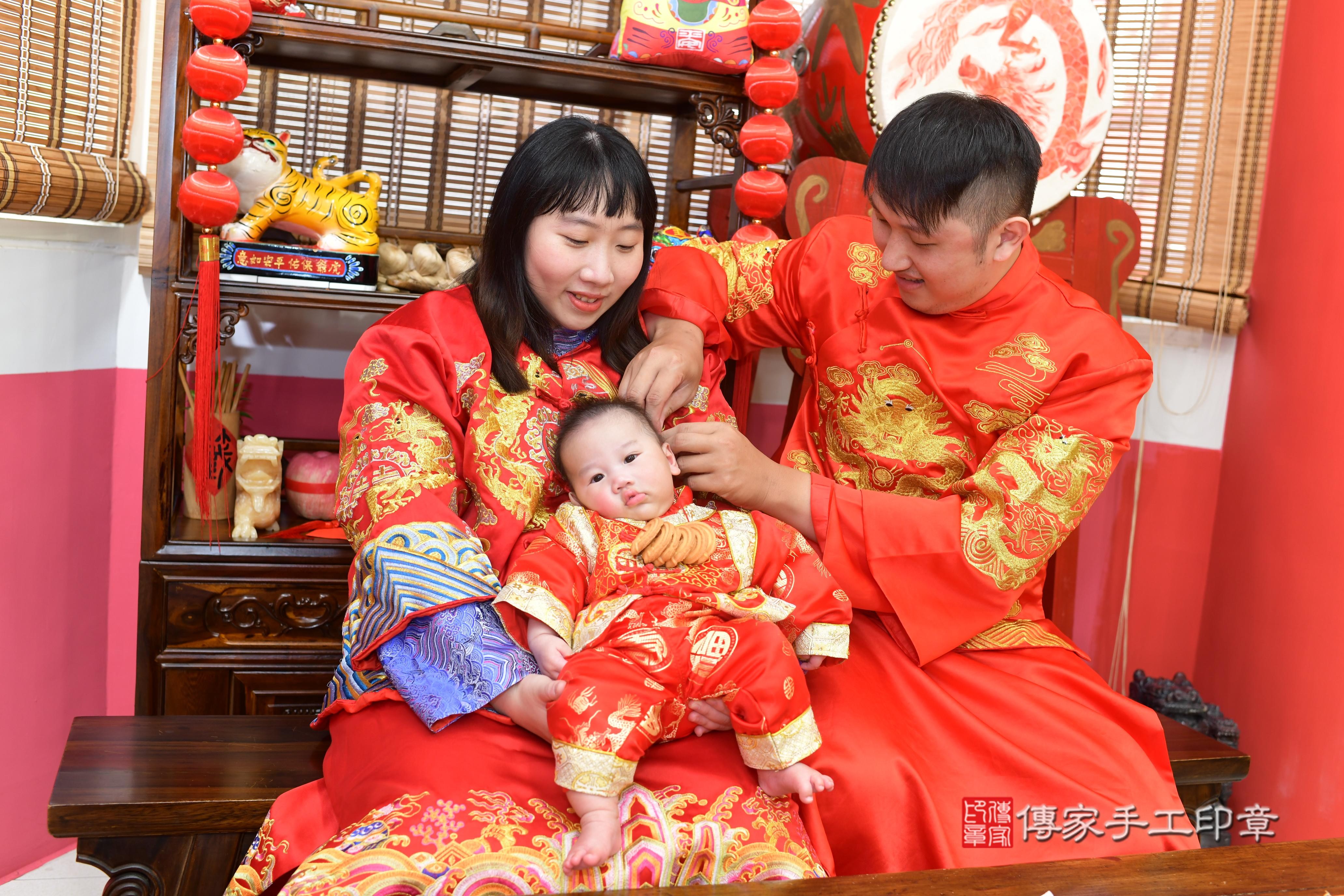 傳家手工印章高雄店、抓周、度脺、中國風會場、傳家嬰兒古禮、吉祥話、抓周道具物品24種、拍照。抓周證書。寶寶抓周、滿周歲、生日快樂、祝福