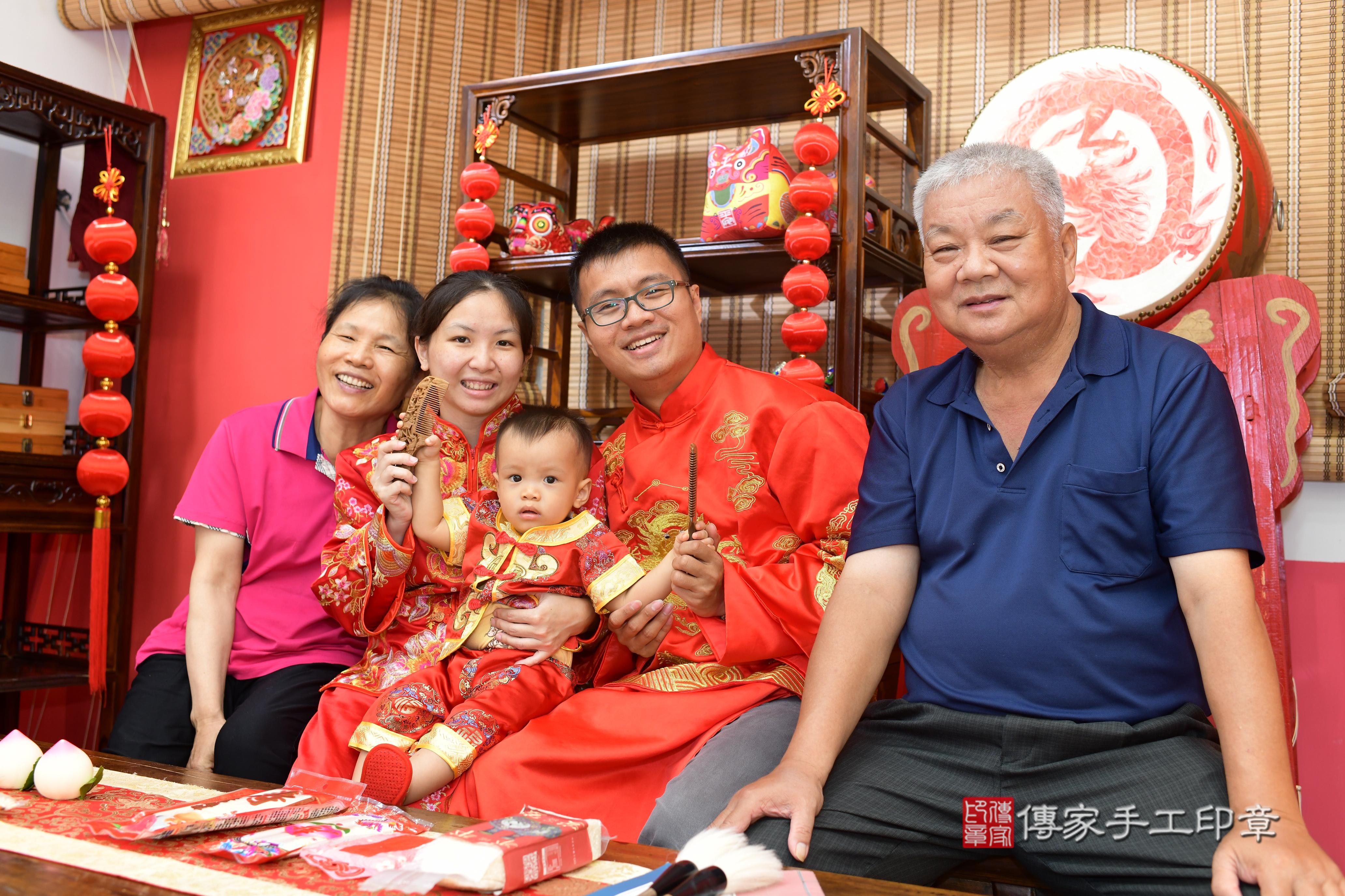 傳家手工印章高雄店、抓周、度脺、中國風會場、傳家嬰兒古禮、吉祥話、抓周道具物品24種、拍照。抓周證書。寶寶抓周、滿周歲、生日快樂、祝福