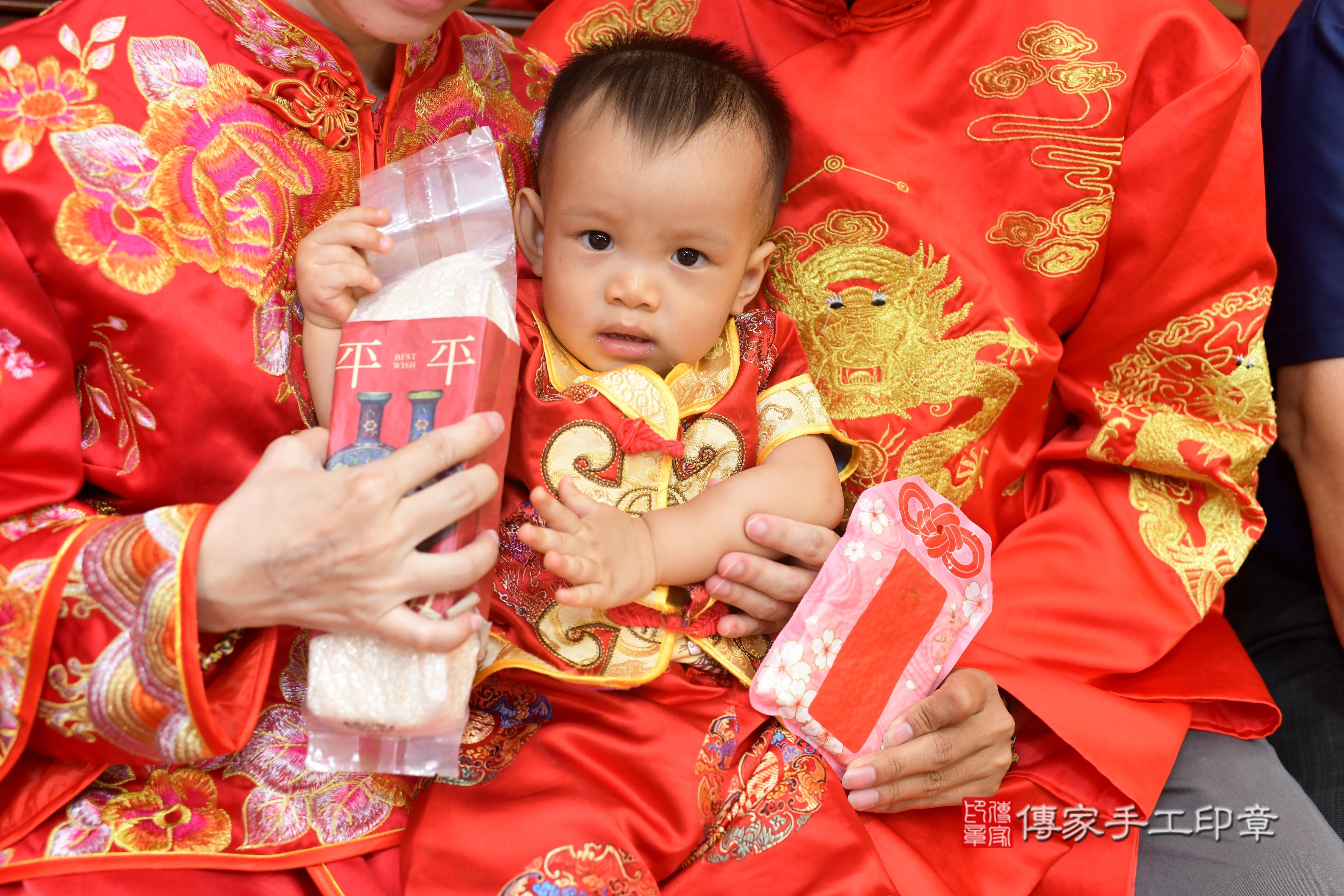 傳家手工印章高雄店、抓周、度脺、中國風會場、傳家嬰兒古禮、吉祥話、抓周道具物品24種、拍照。抓周證書。寶寶抓周、滿周歲、生日快樂、祝福