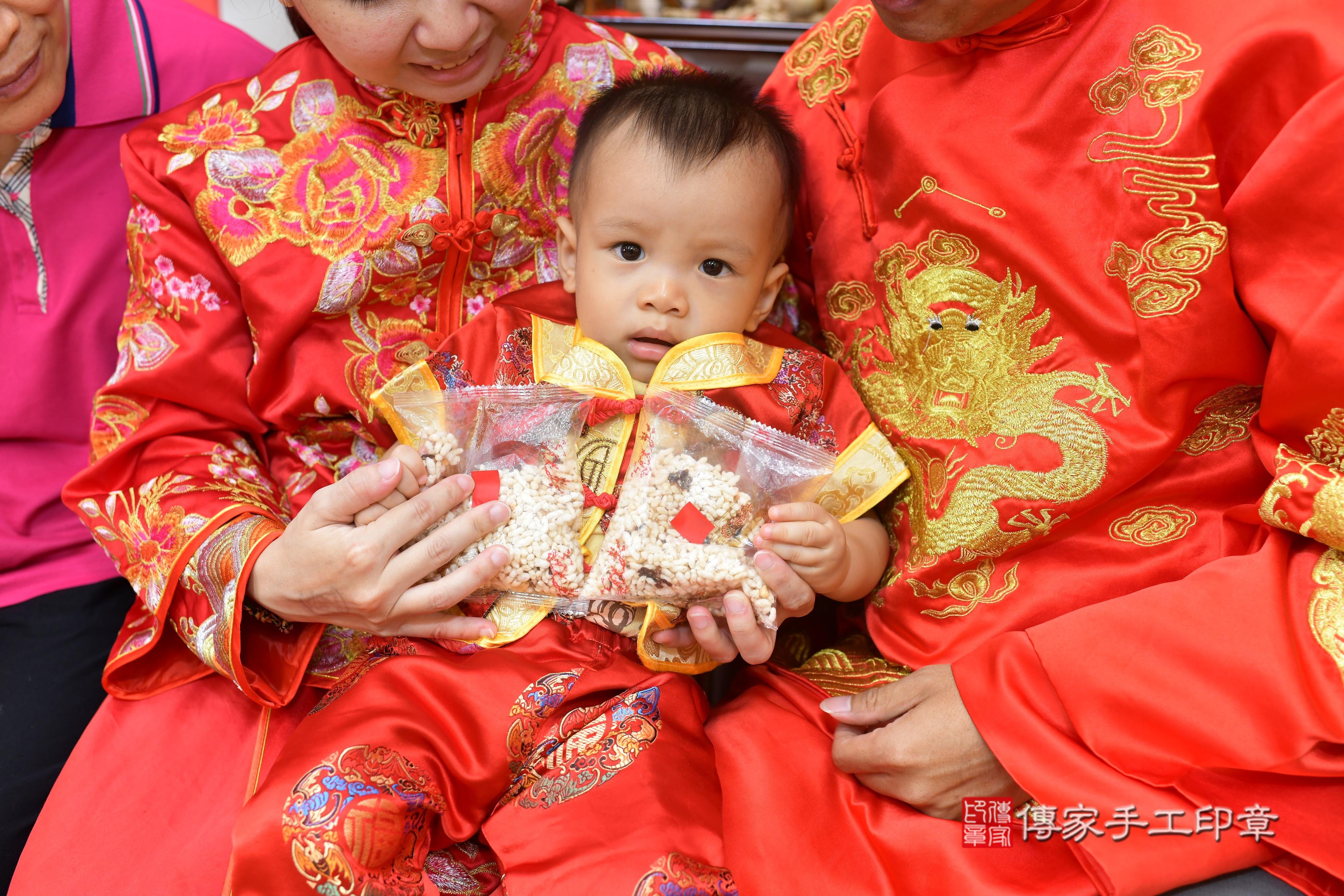 傳家手工印章高雄店、抓周、度脺、中國風會場、傳家嬰兒古禮、吉祥話、抓周道具物品24種、拍照。抓周證書。寶寶抓周、滿周歲、生日快樂、祝福