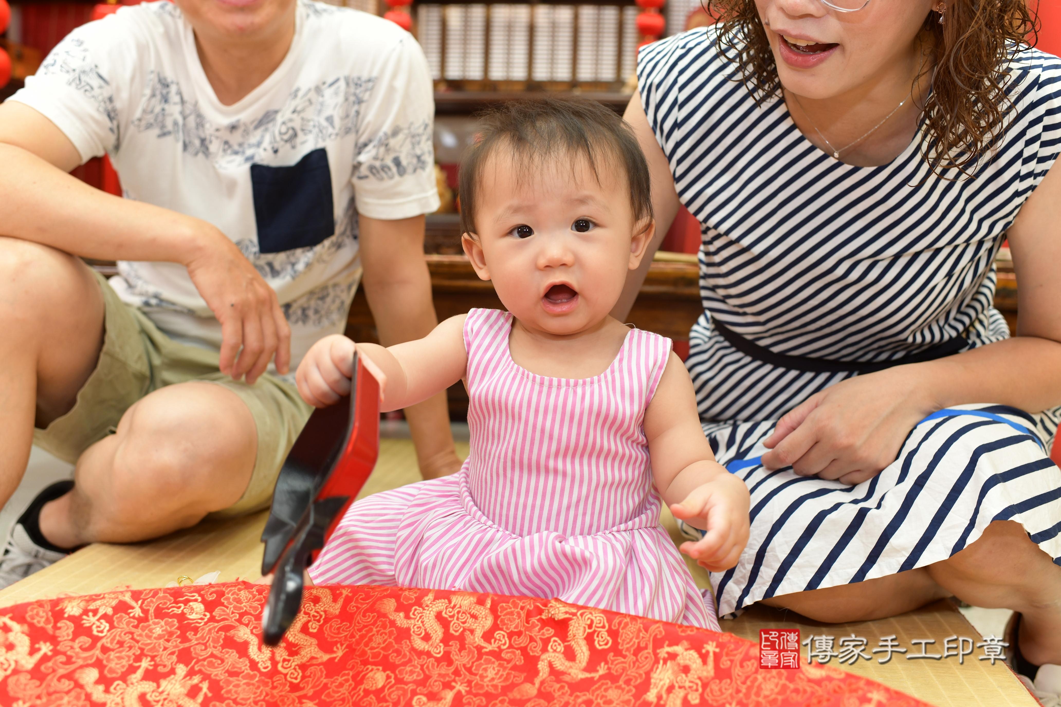 傳家手工印章高雄店、抓周、度脺、中國風會場、傳家嬰兒古禮、吉祥話、抓周道具物品24種、拍照。抓周證書。寶寶抓周、滿周歲、生日快樂、祝福