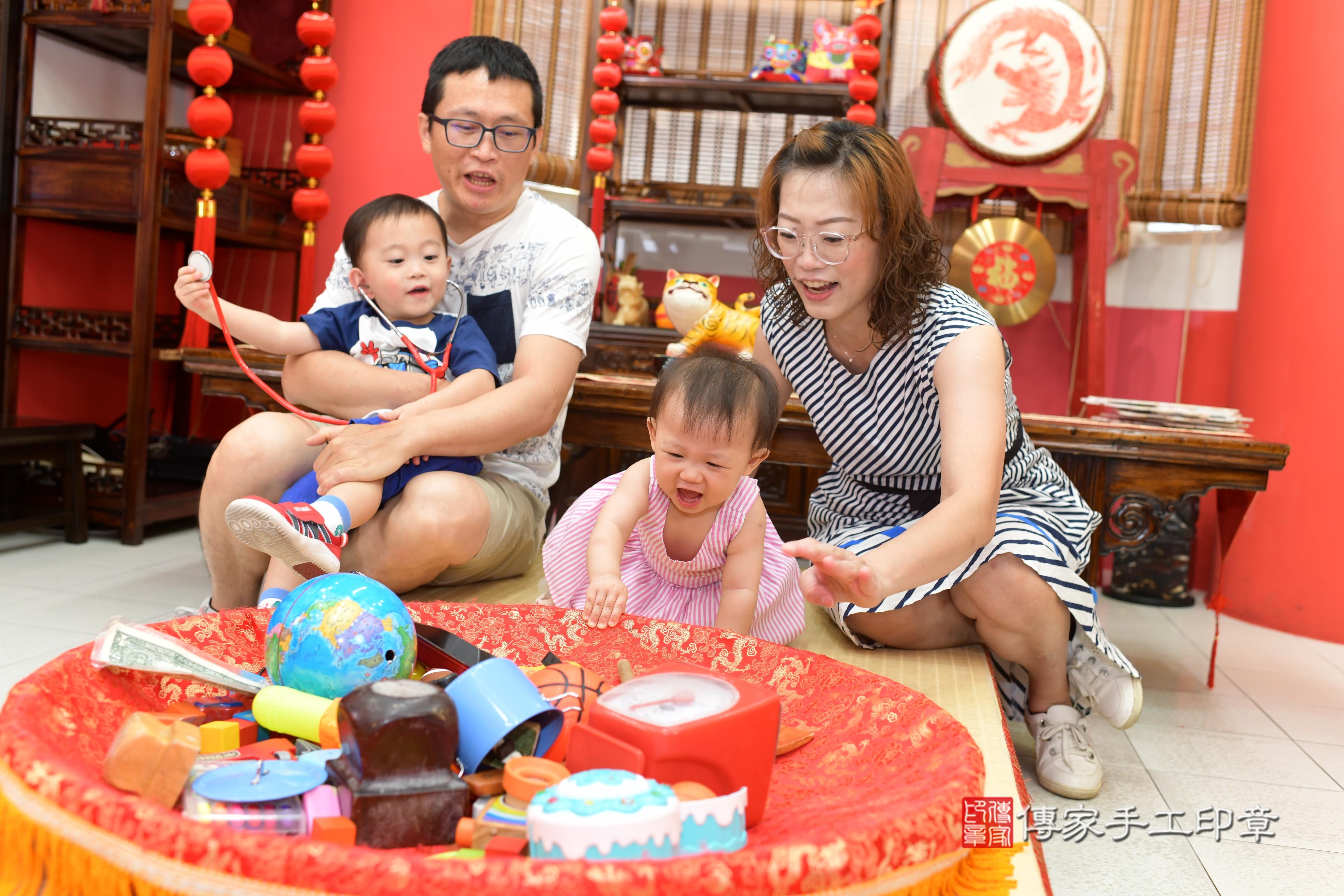 傳家手工印章高雄店、抓周、度脺、中國風會場、傳家嬰兒古禮、吉祥話、抓周道具物品24種、拍照。抓周證書。寶寶抓周、滿周歲、生日快樂、祝福