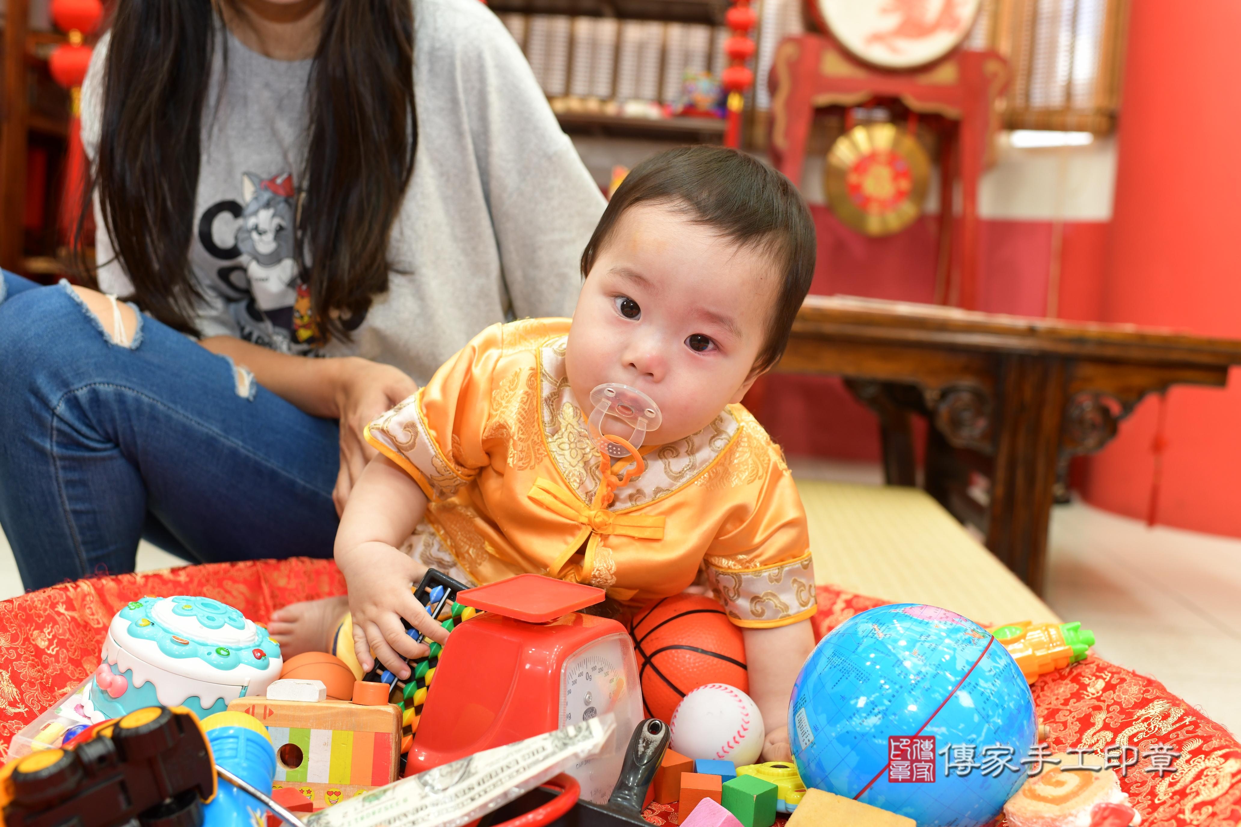 傳家手工印章高雄店、抓周、度脺、中國風會場、傳家嬰兒古禮、吉祥話、抓周道具物品24種、拍照。抓周證書。寶寶抓周、滿周歲、生日快樂、祝福