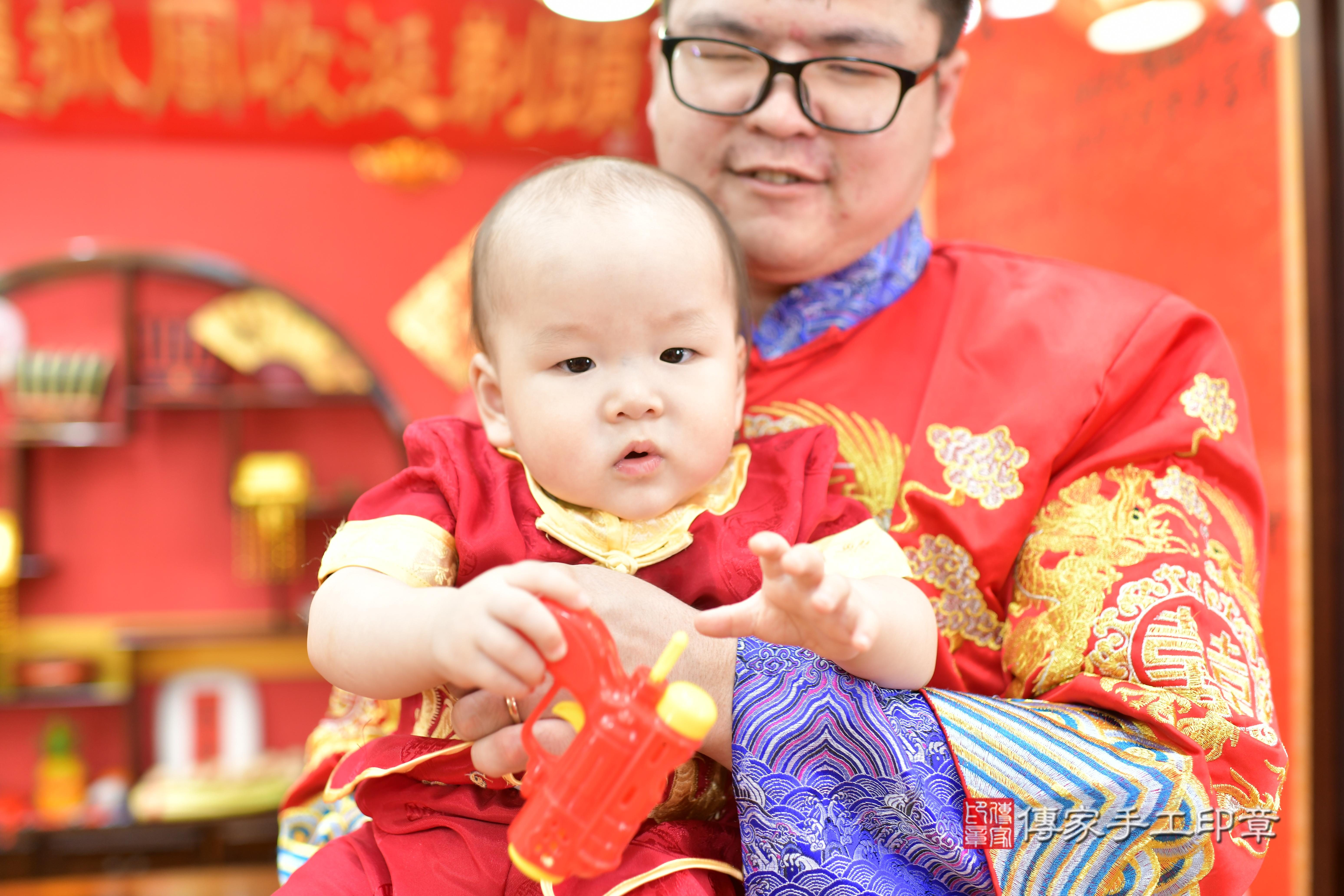 傳家手工印章桃園店、抓周、度脺、中國風會場、傳家嬰兒古禮、吉祥話、抓周道具物品24種、拍照。抓周證書。寶寶抓周、滿周歲、生日快樂、祝福