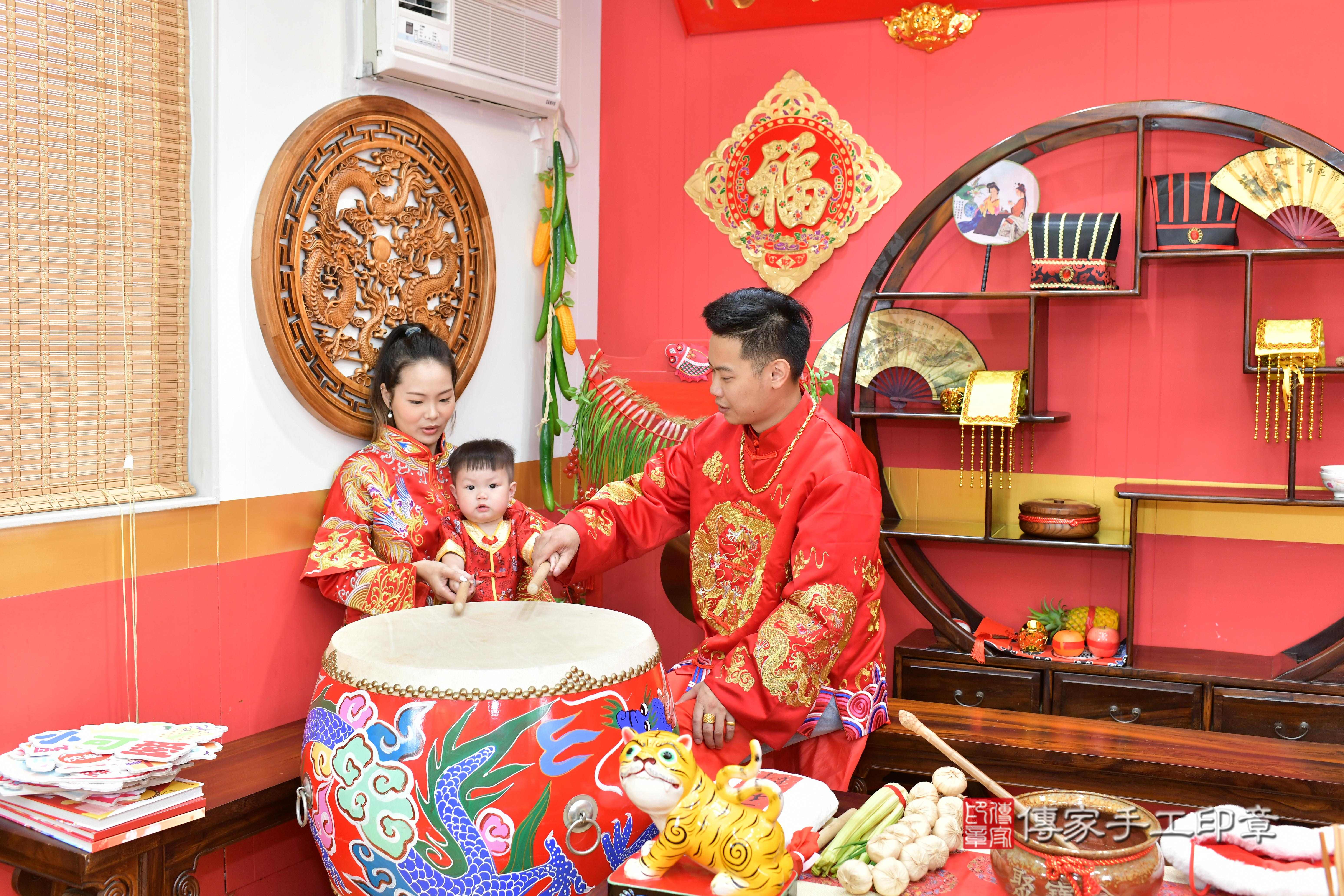 傳家手工印章桃園店、抓周、度脺、中國風會場、傳家嬰兒古禮、吉祥話、抓周道具物品24種、拍照。抓周證書。寶寶抓周、滿周歲、生日快樂、祝福