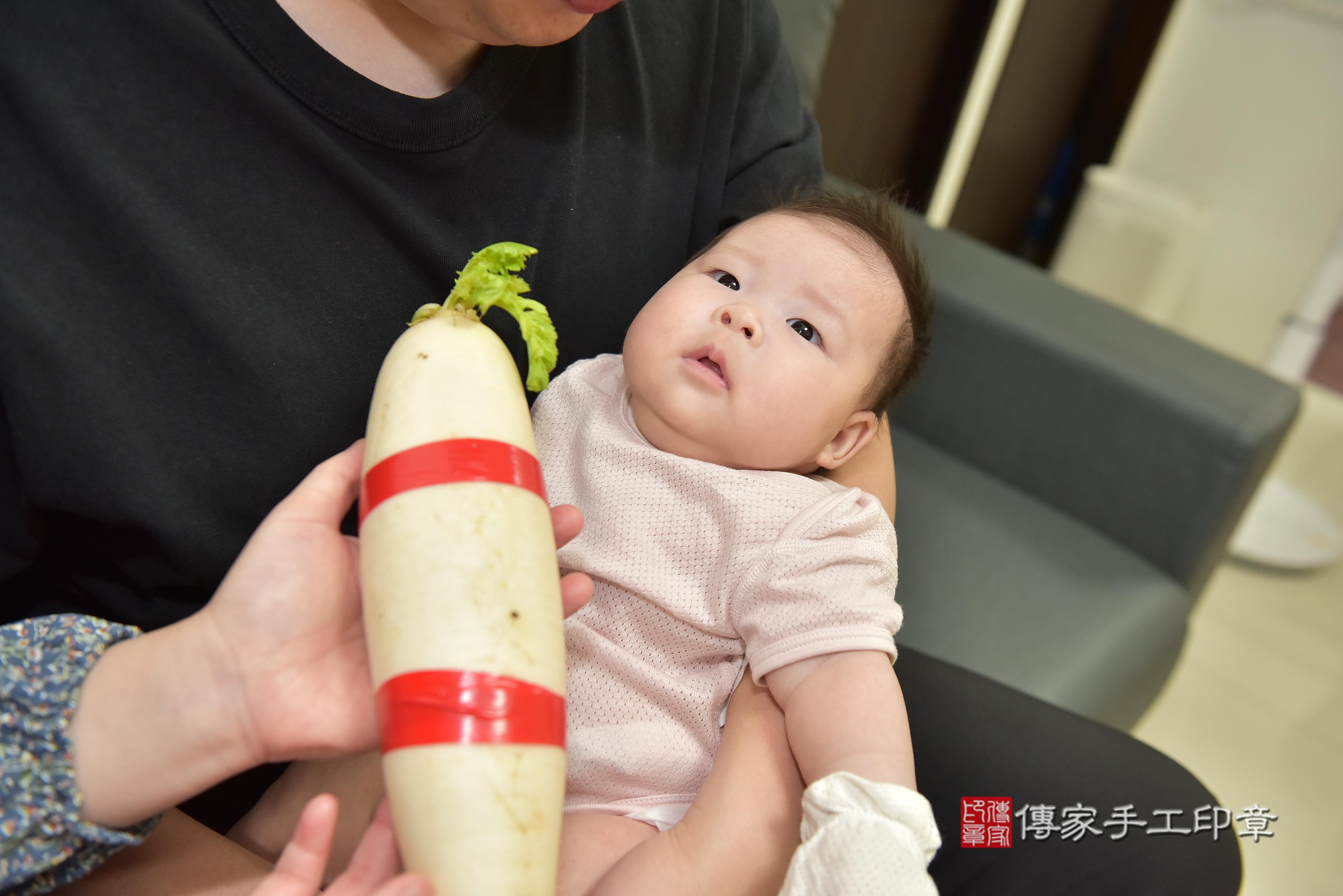 傳家手工印章高雄店、抓周、度脺、中國風會場、傳家嬰兒古禮、吉祥話、抓周道具物品24種、拍照。抓周證書。寶寶抓周、滿周歲、生日快樂、祝福