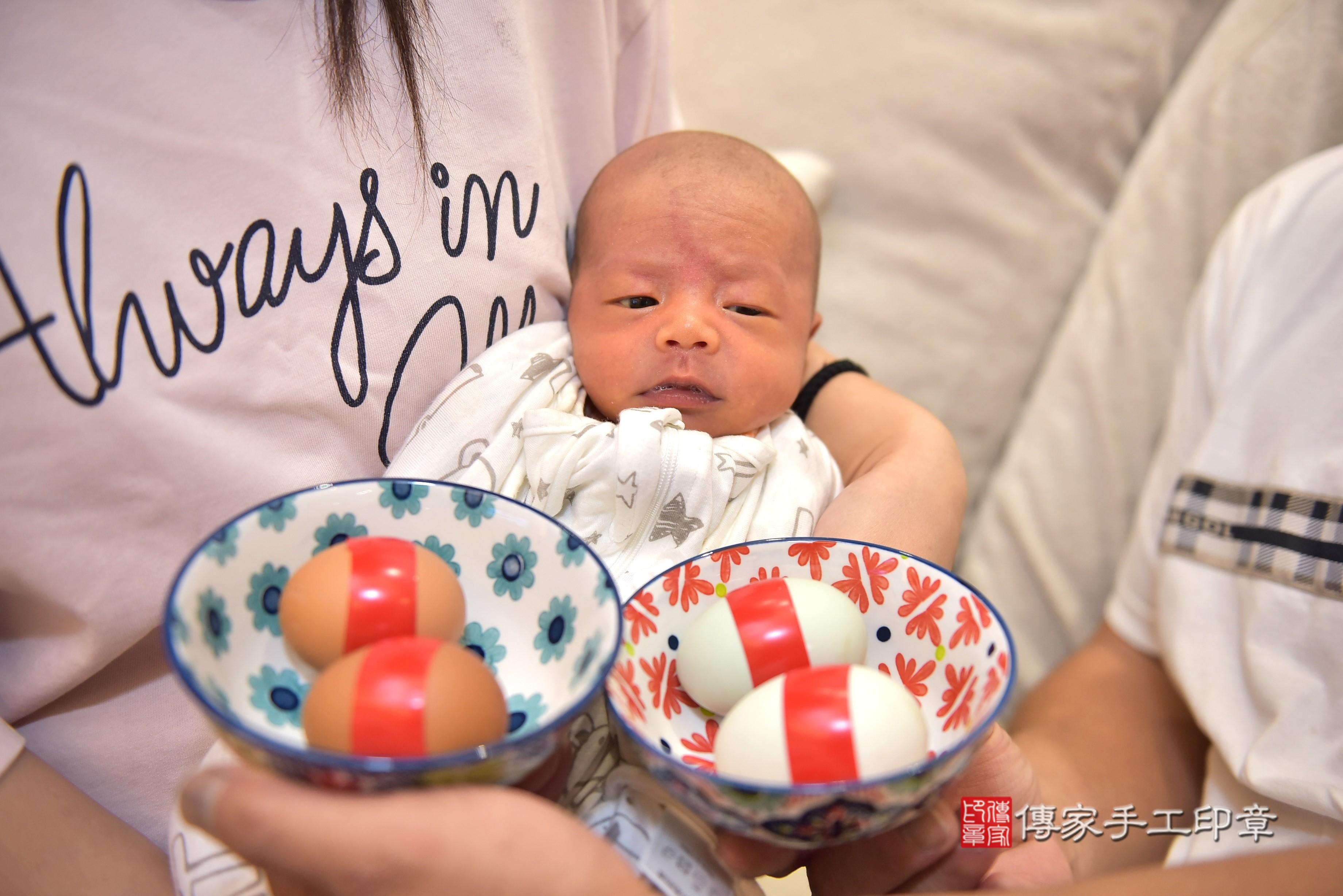 傳家手工印章高雄店、抓周、度脺、中國風會場、傳家嬰兒古禮、吉祥話、抓周道具物品24種、拍照。抓周證書。寶寶抓周、滿周歲、生日快樂、祝福